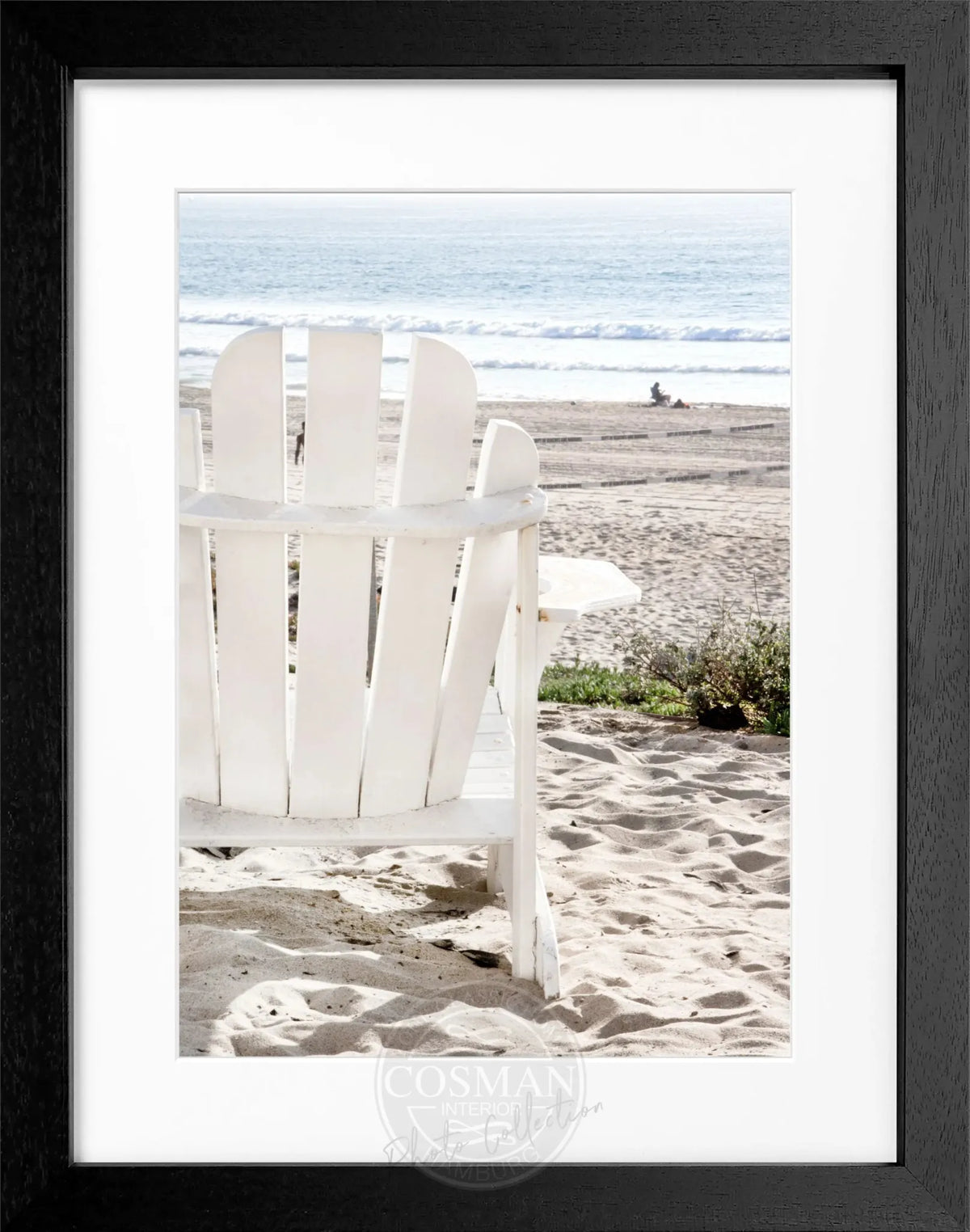 Schwarz-weiß Poster mit Rahmen von Kalifornien, zeigt ein Deckchair-Motiv, Maße 25x31 cm, von Cosman-Photocollection.