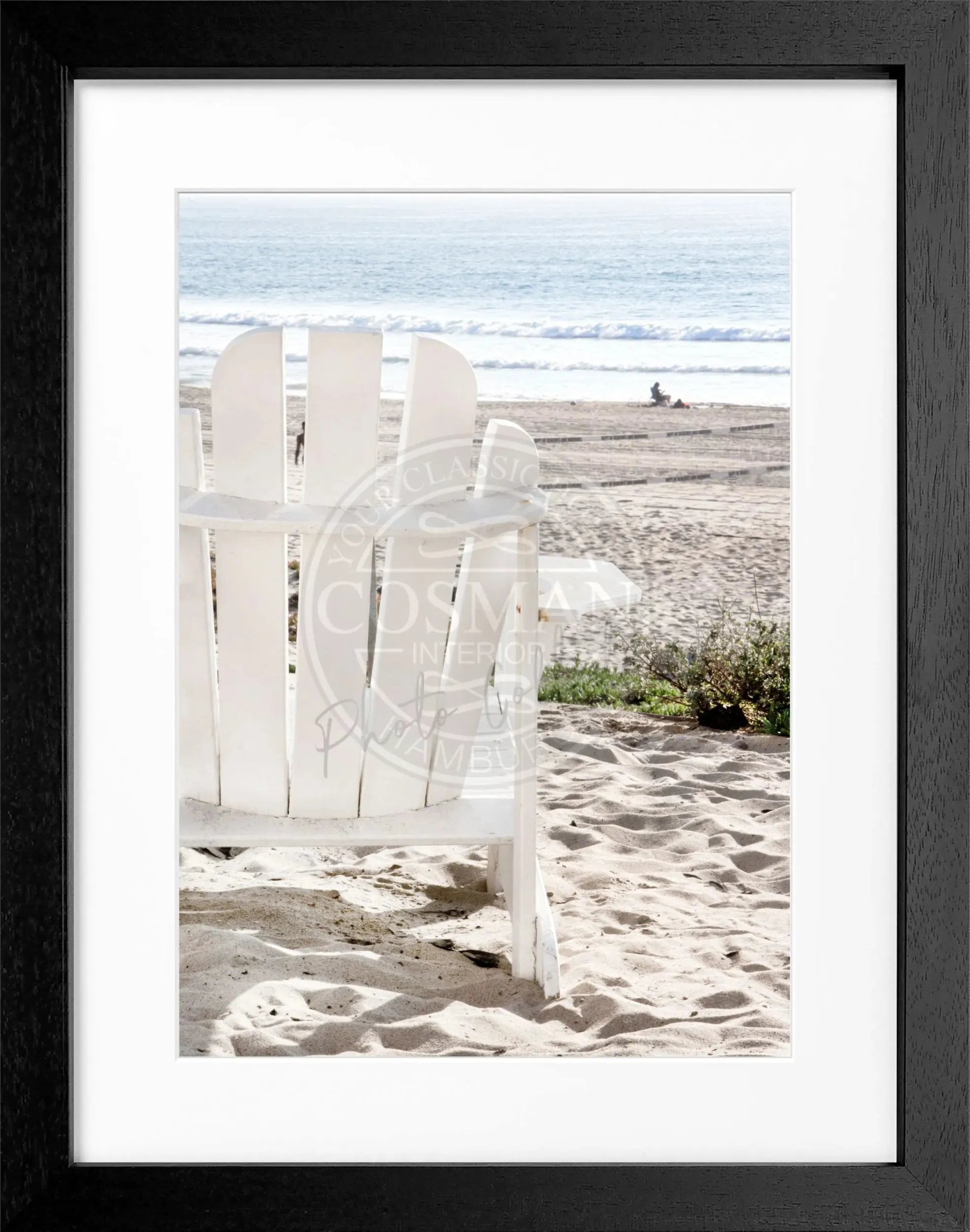 Schwarz-weiß Poster mit Rahmen von Kalifornien, zeigt ein Deckchair-Motiv, Maße 25x31 cm, von Cosman-Photocollection.