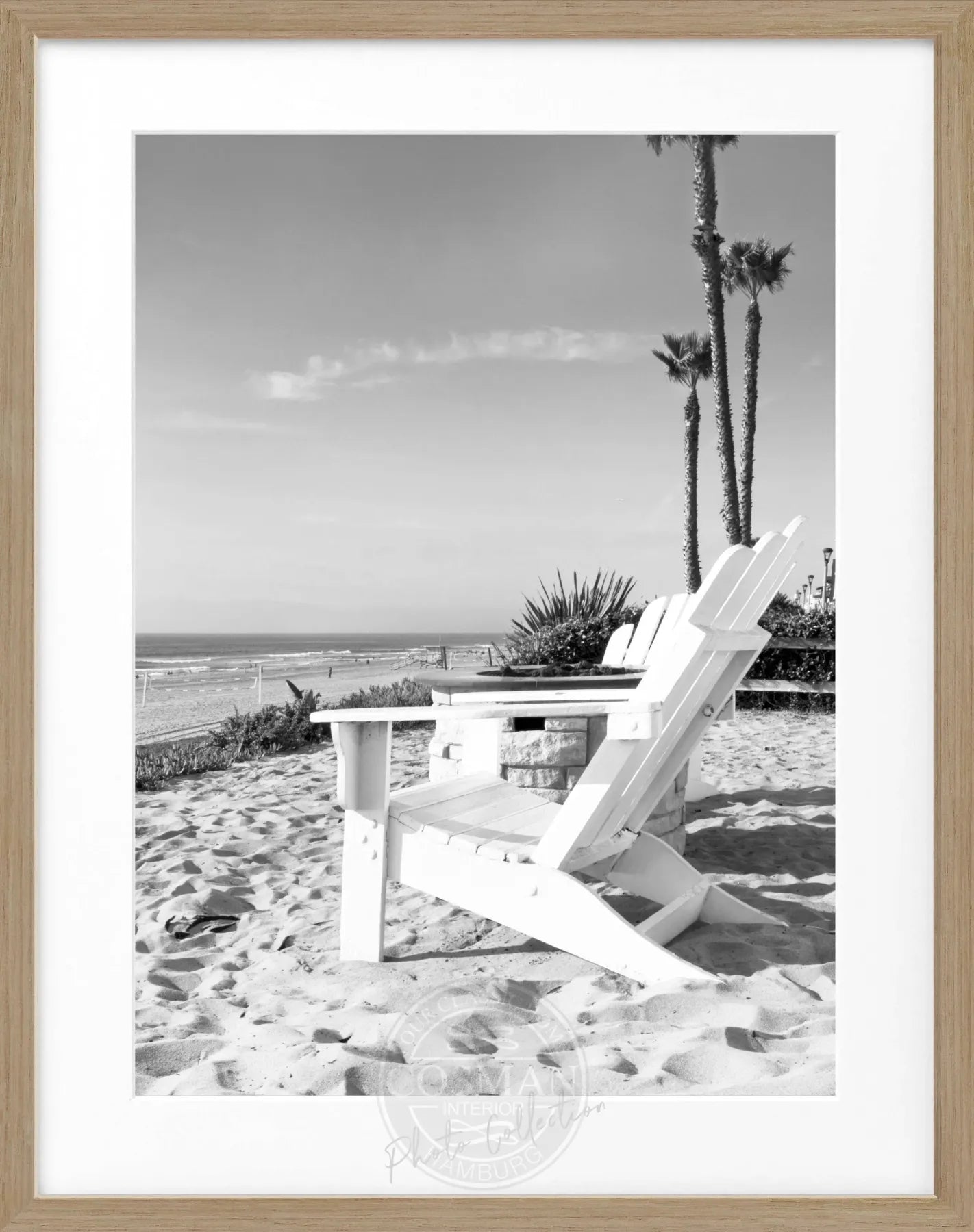 Schwarz-weiß Poster des Kalifornien-Deckchairs mit Rahmen, von Cosman-Photocollection, Motiv in 25x31cm.