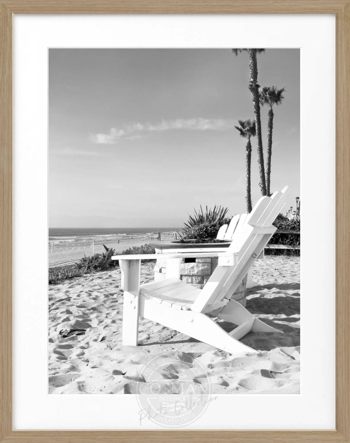 Schwarz-weiß Poster des Kalifornien-Deckchairs mit Rahmen, von Cosman-Photocollection, Motiv in 25x31cm.