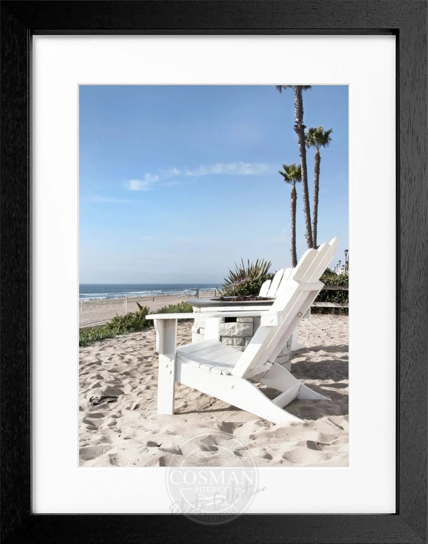 Schwarz-weißes Poster mit Rahmen von Kalifornien, zeigt einen Deckchair, von Cosman-Photocollection, 25x31cm.