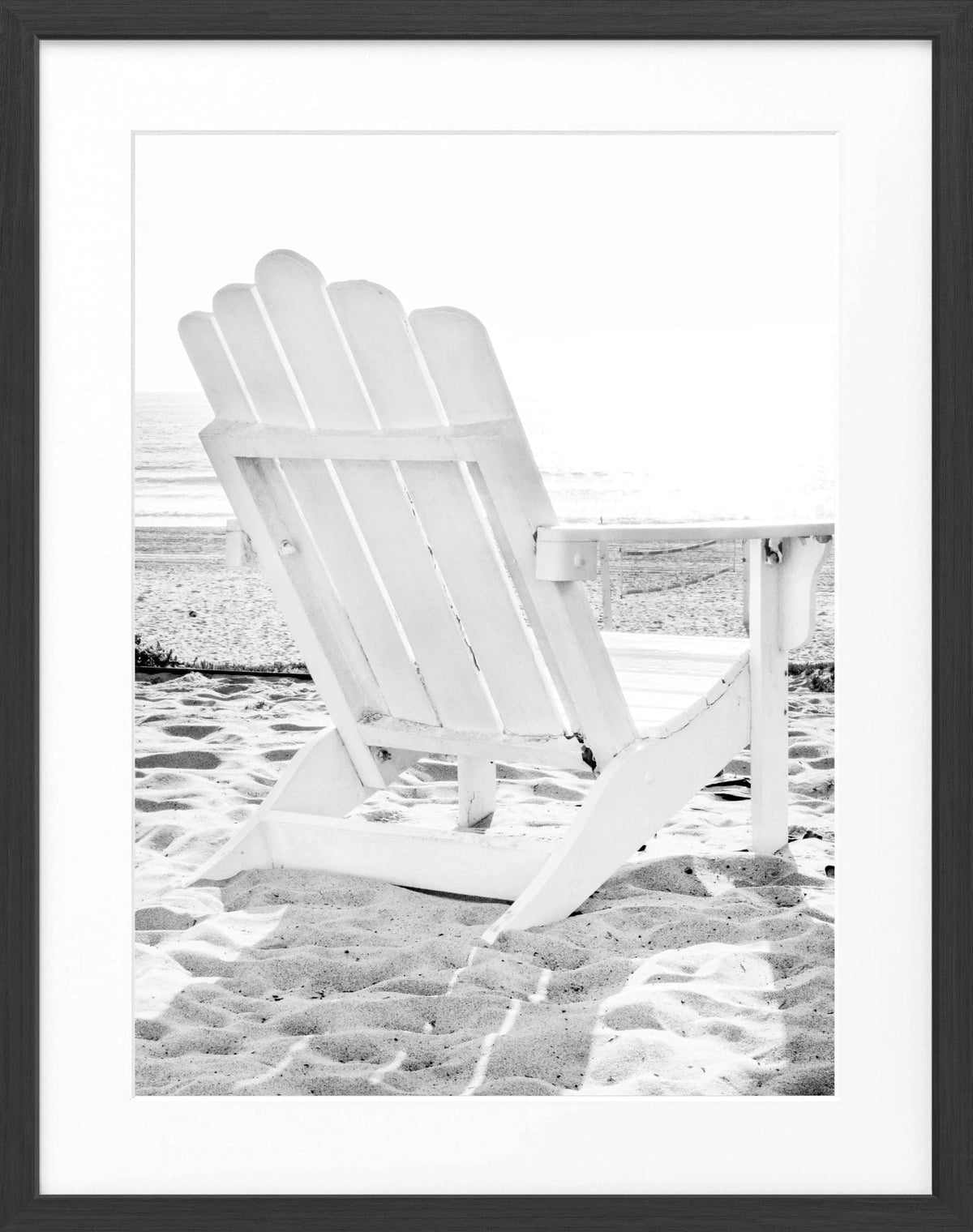 Schwarz-weiß Poster mit Rahmen von Kalifornien, zeigt einen Deckchair, von Cosman-Photocollection, 25x31cm, Wanddekoration