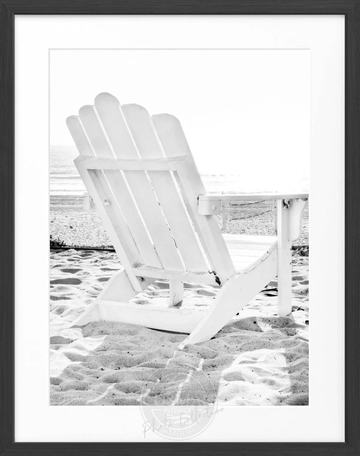 Schwarz-weiß Poster mit Rahmen von Kalifornien, zeigt einen Deckchair, von Cosman-Photocollection, 25x31cm, Wanddekoration