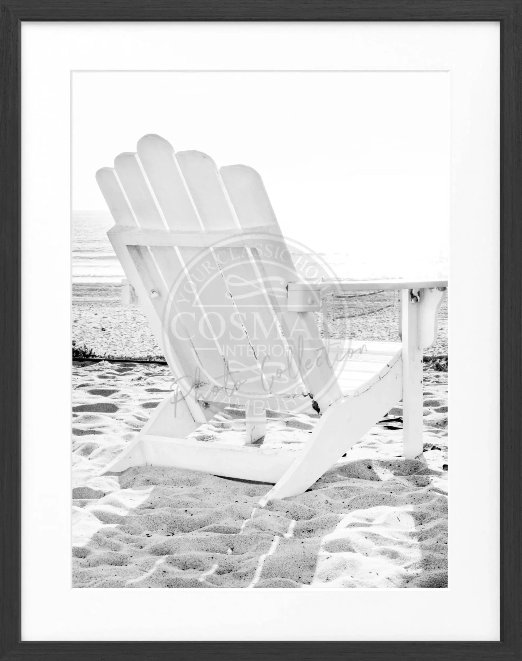 Schwarz-weiß Poster mit Rahmen von Kalifornien, zeigt einen Deckchair, von Cosman-Photocollection, 25x31cm, Wanddekoration
