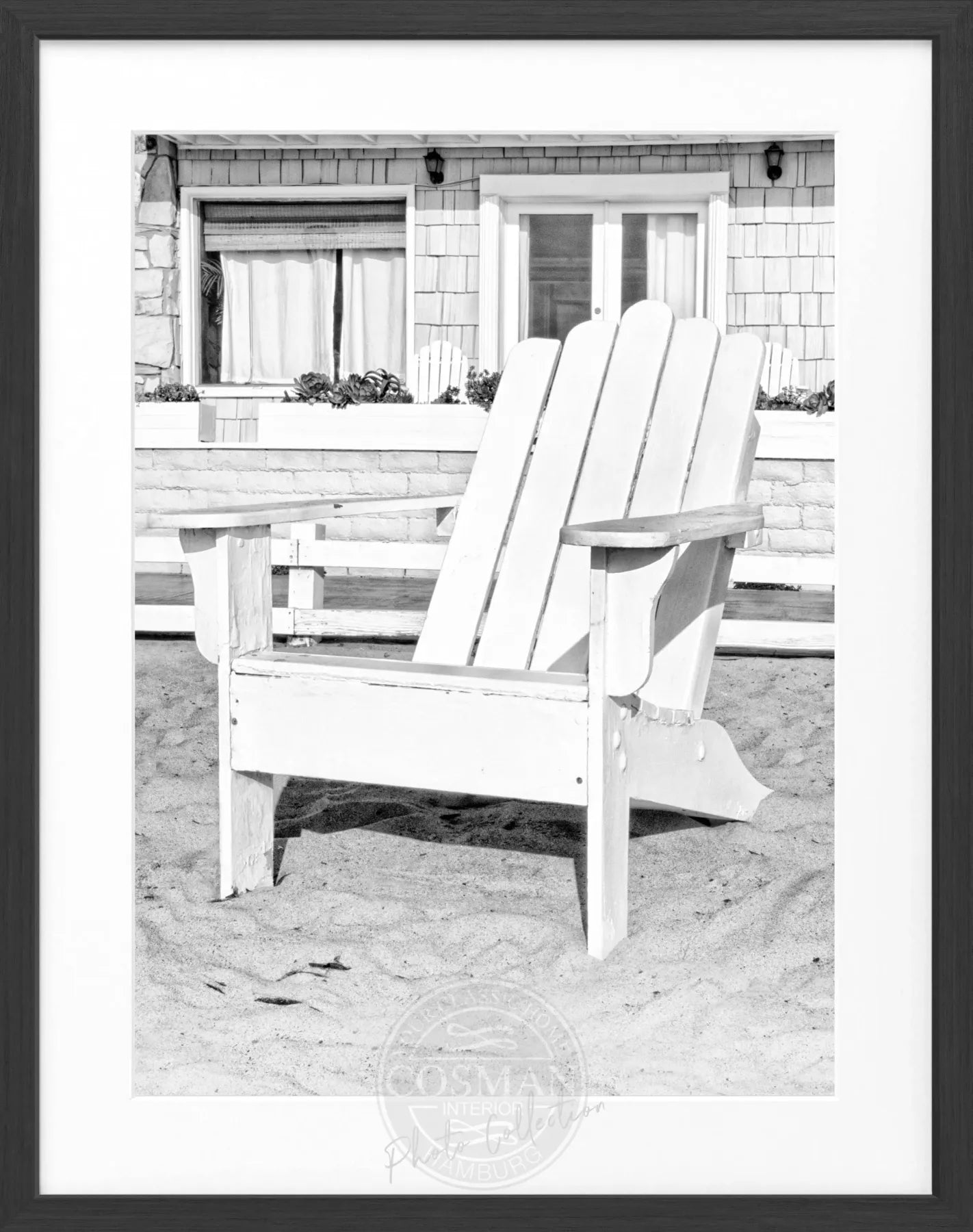 Schwarz-weiß Poster von Kalifornien mit Deckchair-Motiv, eingerahmt, von Cosman-Photocollection, Maße 25x31 cm.