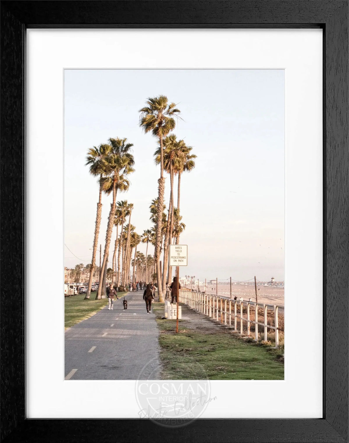 Schwarz-weiß Poster von Huntington Beach, Kalifornien, in schwarzem Rahmen, 25x31 cm, von Cosman-Photocollection.