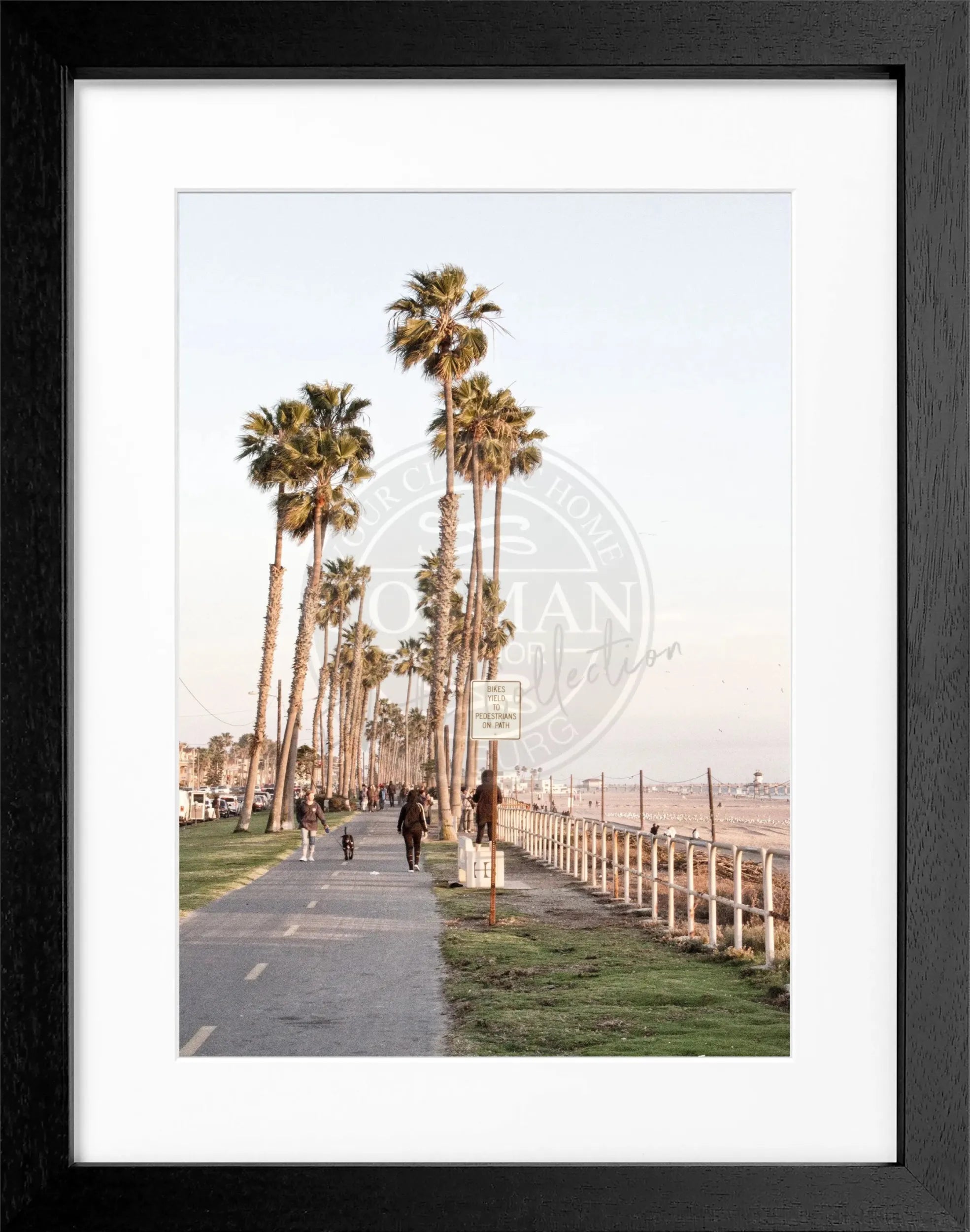 Schwarz-weiß Poster von Huntington Beach, Kalifornien, in schwarzem Rahmen, 25x31 cm, von Cosman-Photocollection.