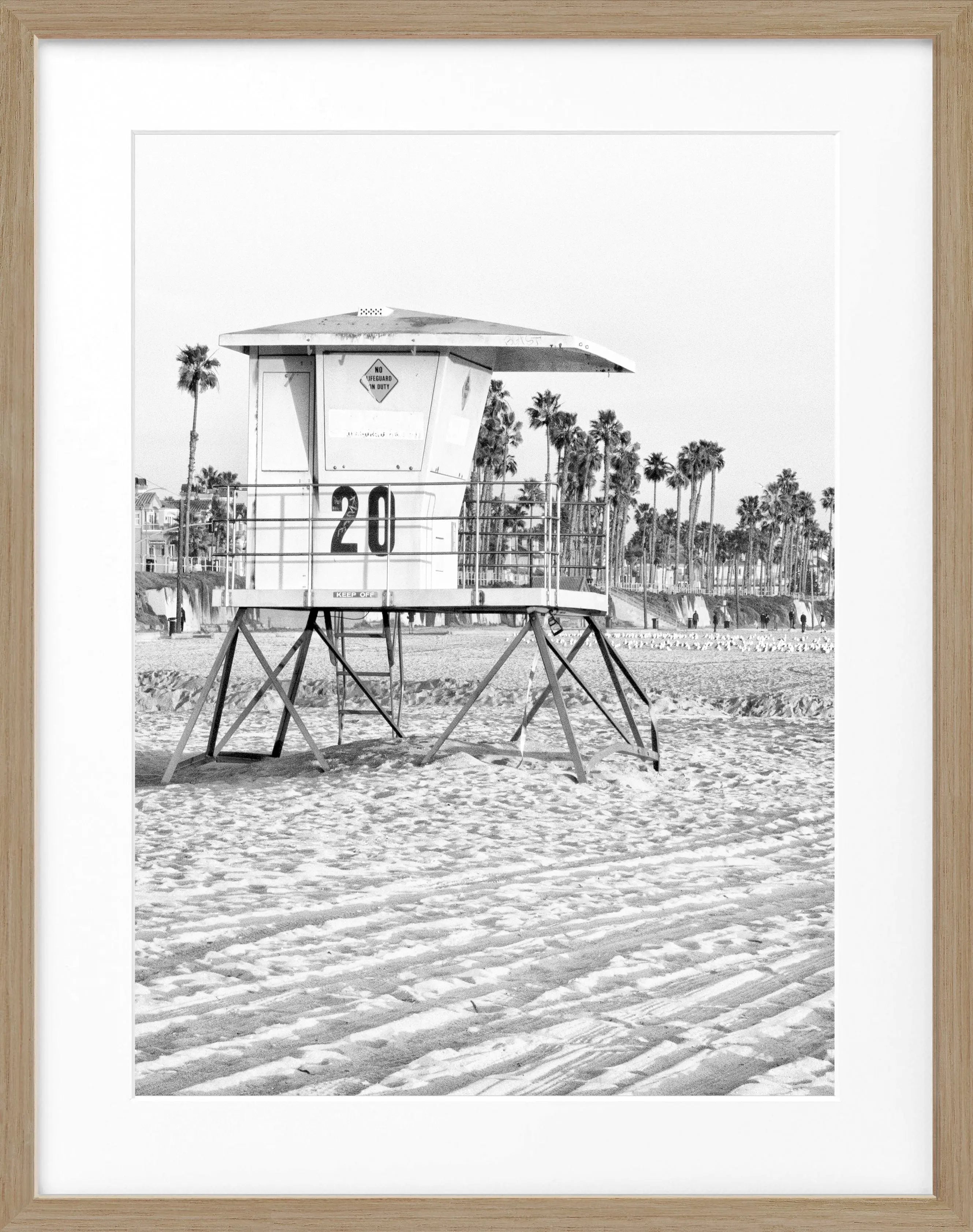 Schwarz-weiß Poster mit Rahmen von Cosman-Photocollection, Huntington Beach Lifeguard in Kalifornien, 25x31 cm.