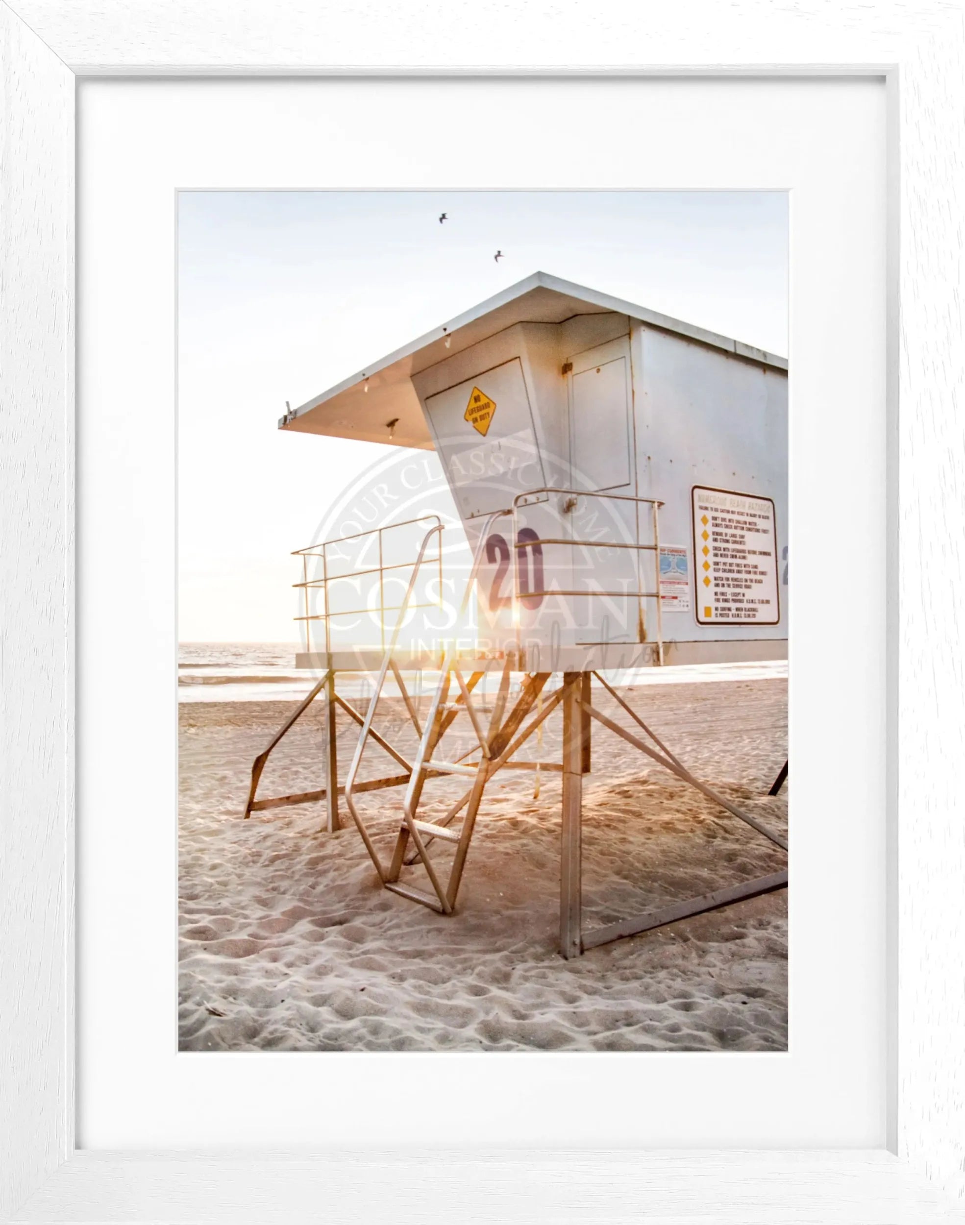 Schwarz-weiß Poster mit Rahmen von Cosman-Photocollection, Huntington Beach Lifeguard in Kalifornien, 25x31 cm