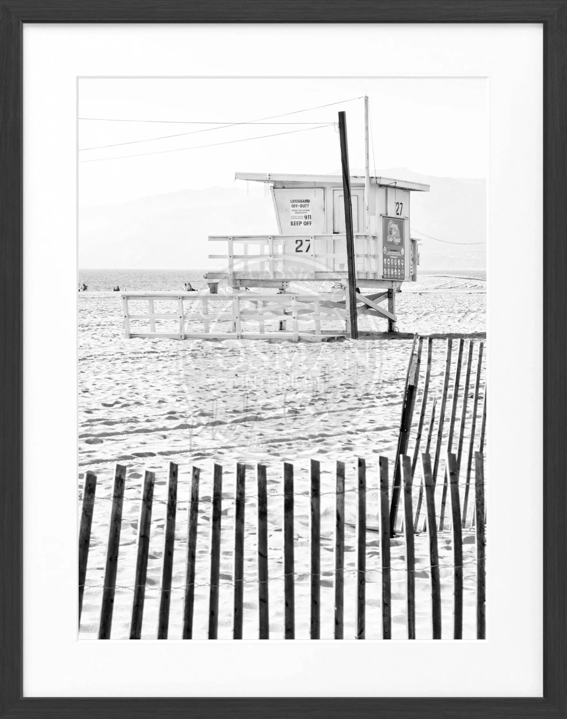 Schwarz-weiß Poster von Cosman-Photocollection mit Rahmen, Kalifornien Lifeguard Motiv, 25x31 cm, Wanddekoration