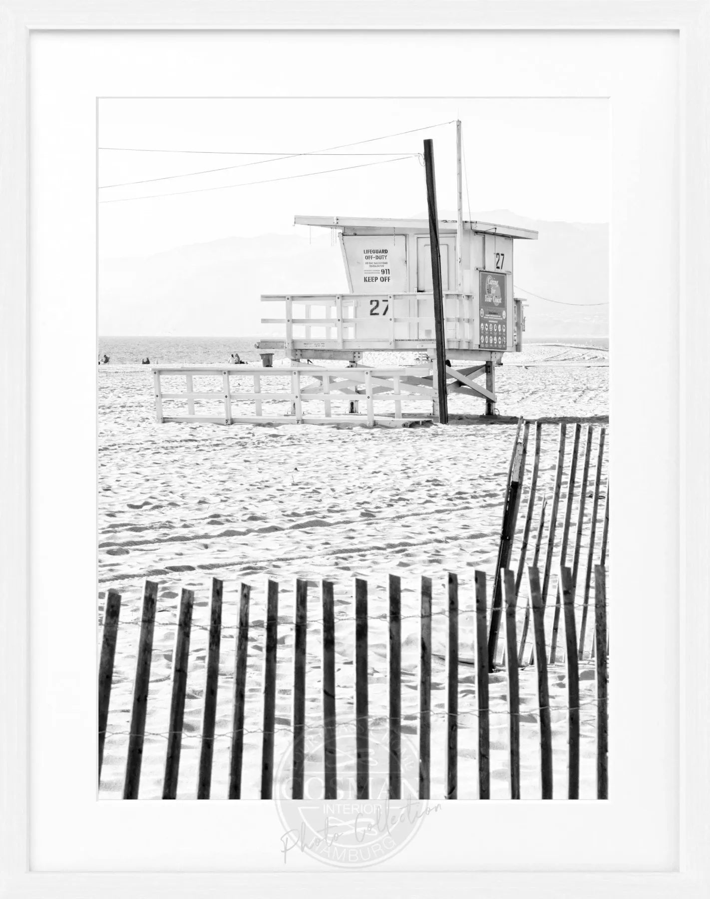 Schwarz-weiß Poster mit Rahmen Kalifornien ’Lifeguard’ von Cosman-Photocollection, 25x31 cm, Strandmotiv mit Rettungsschwimmer.