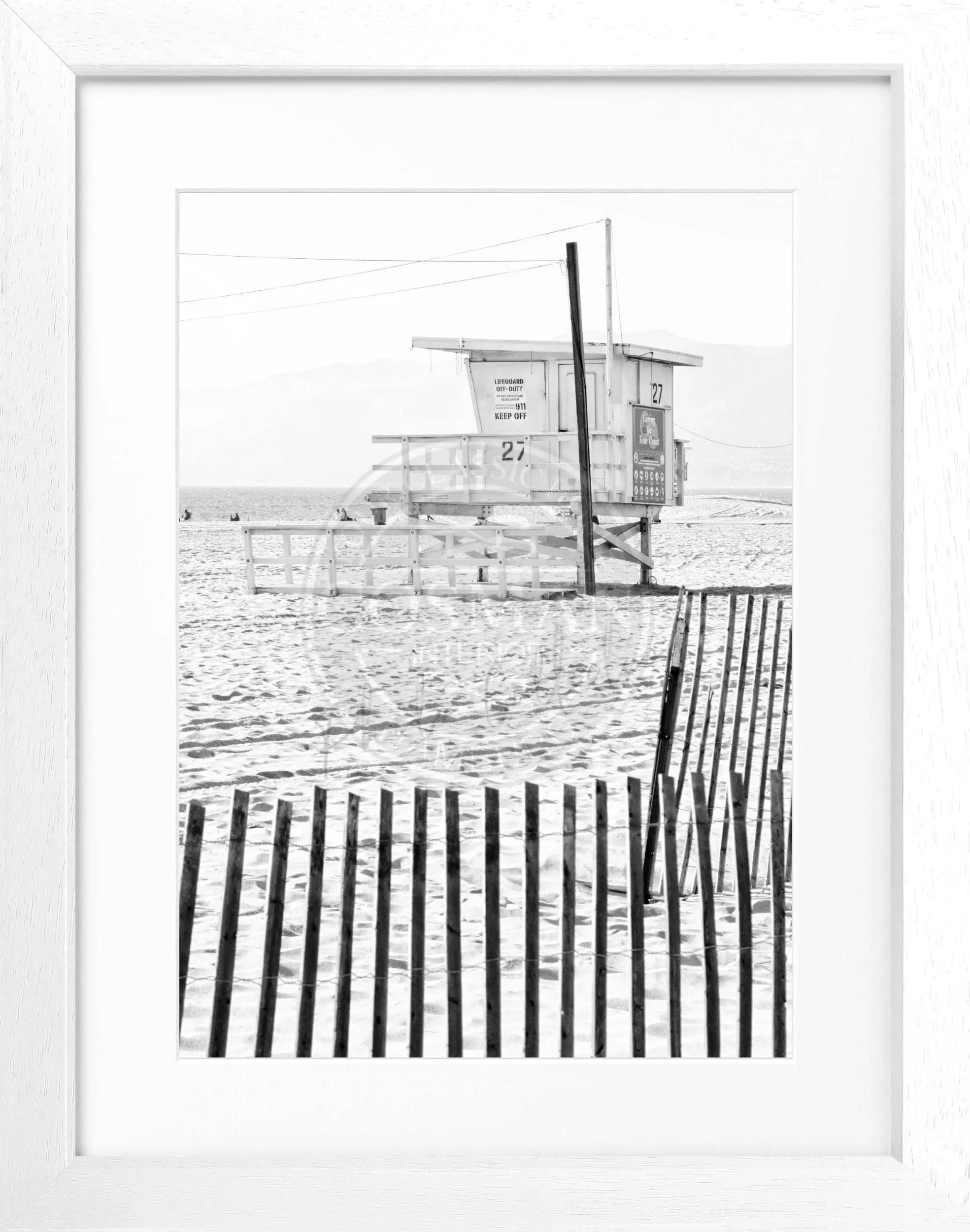 Schwarz-weiß Poster mit Rahmen, Kalifornien Lifeguard-Motiv, von Cosman-Photocollection, 25x31cm, Wanddekoration