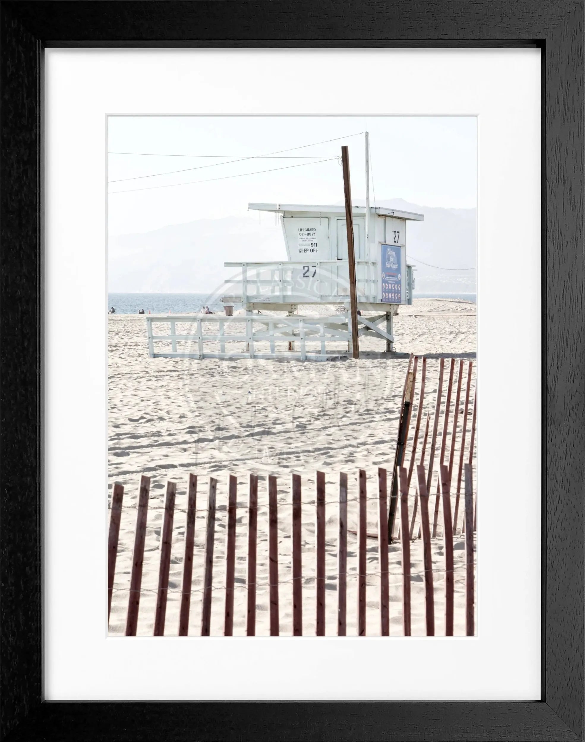 Schwarz-weiß Poster mit Rahmen von Cosman-Photocollection, Kalifornien Lifeguard Motiv, 25x31cm, Wanddekoration