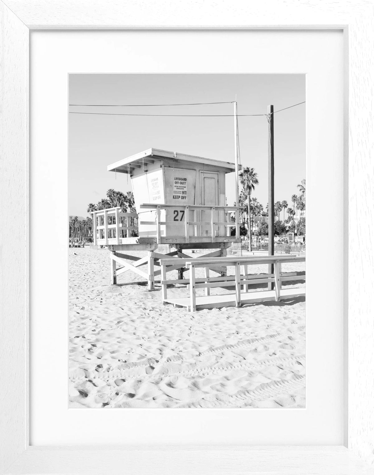 Schwarz-weiß Poster mit Rahmen, Kalifornien Lifeguard-Motiv, von Cosman-Photocollection, 25x31cm, Wanddekoration mit Rettungsschwimmer.