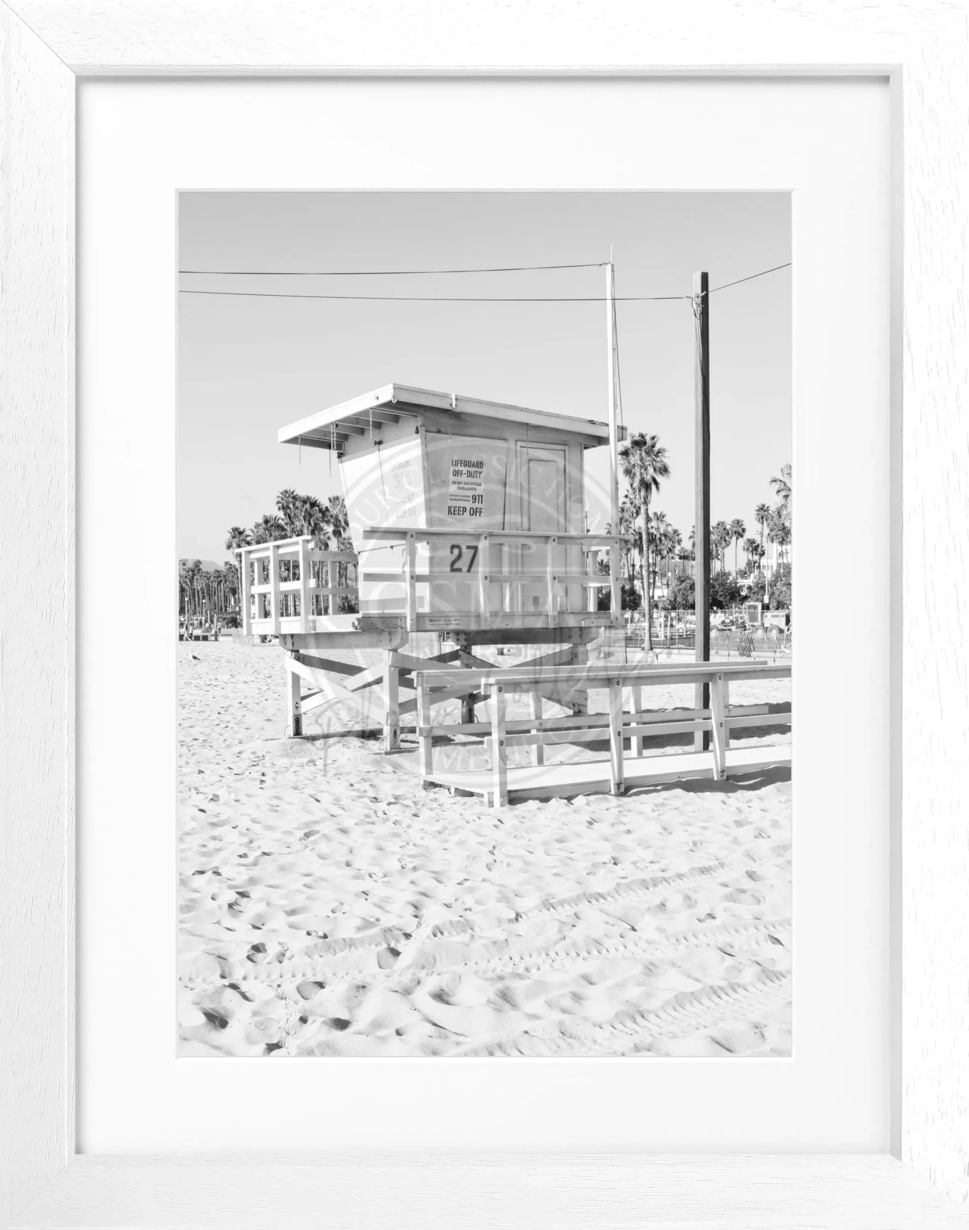 Schwarz-weiß Poster mit Rahmen, Kalifornien Lifeguard-Motiv, von Cosman-Photocollection, 25x31cm, Wanddekoration mit Rettungsschwimmer.