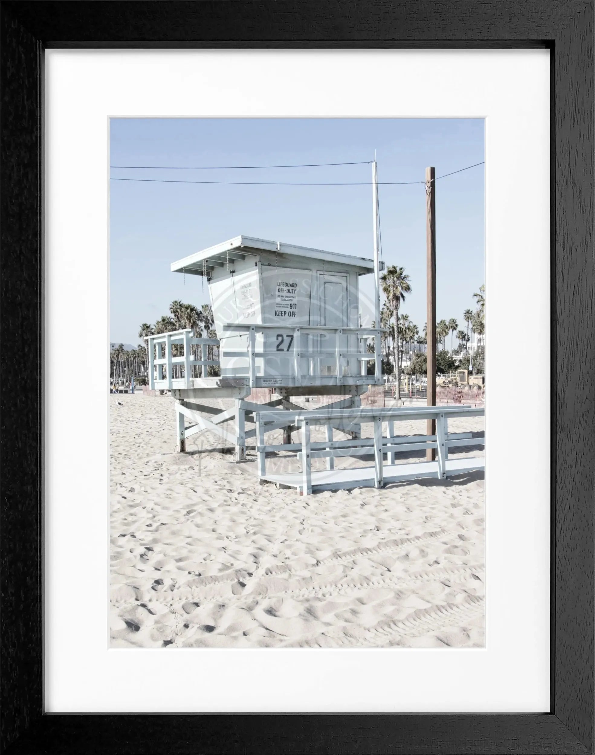 Schwarz-weiß Poster mit Rahmen, Kalifornien Lifeguard Motiv, 25x31cm, von Cosman-Photocollection, Wanddekoration mit Strandthema
