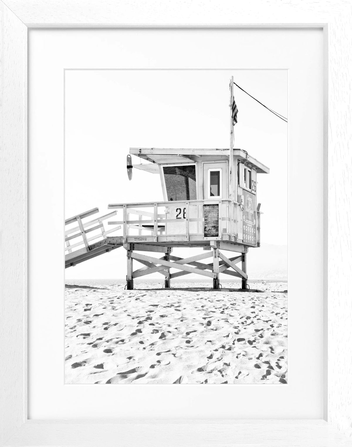 Schwarz-weiß Poster mit Rahmen, Kalifornien Lifeguard Motiv, von Cosman-Photocollection, 25x31 cm, Wanddekoration