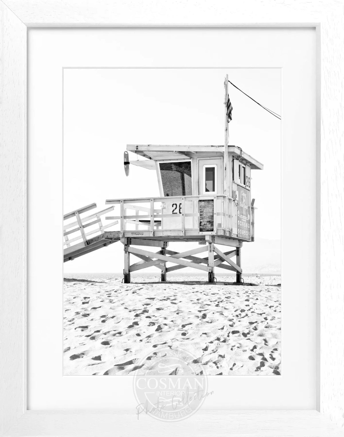 Schwarz-weiß Poster mit Rahmen, Kalifornien Lifeguard Motiv, von Cosman-Photocollection, 25x31 cm, Wanddekoration