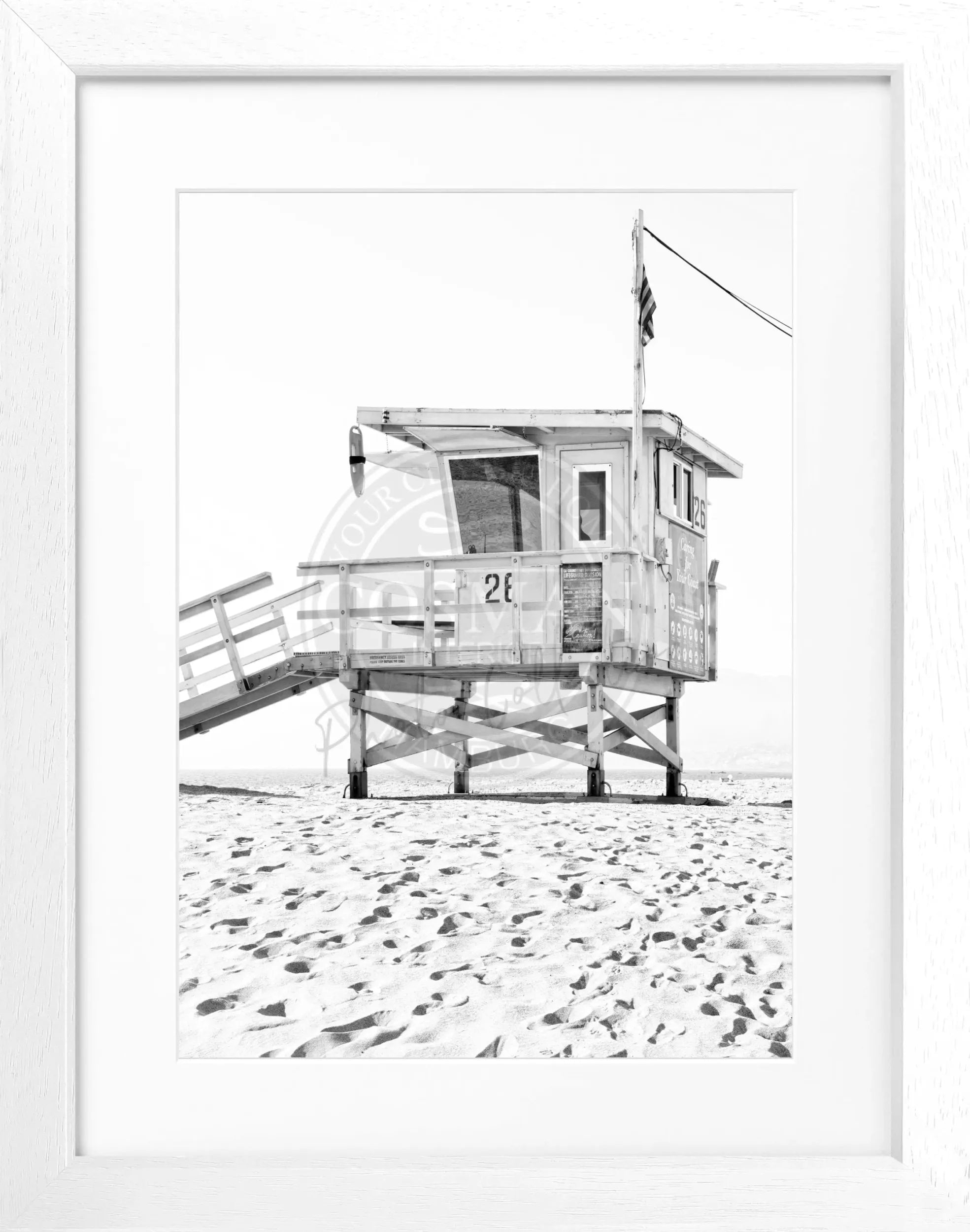 Schwarz-weiß Poster mit Rahmen, Kalifornien Lifeguard Motiv, von Cosman-Photocollection, 25x31 cm, Wanddekoration