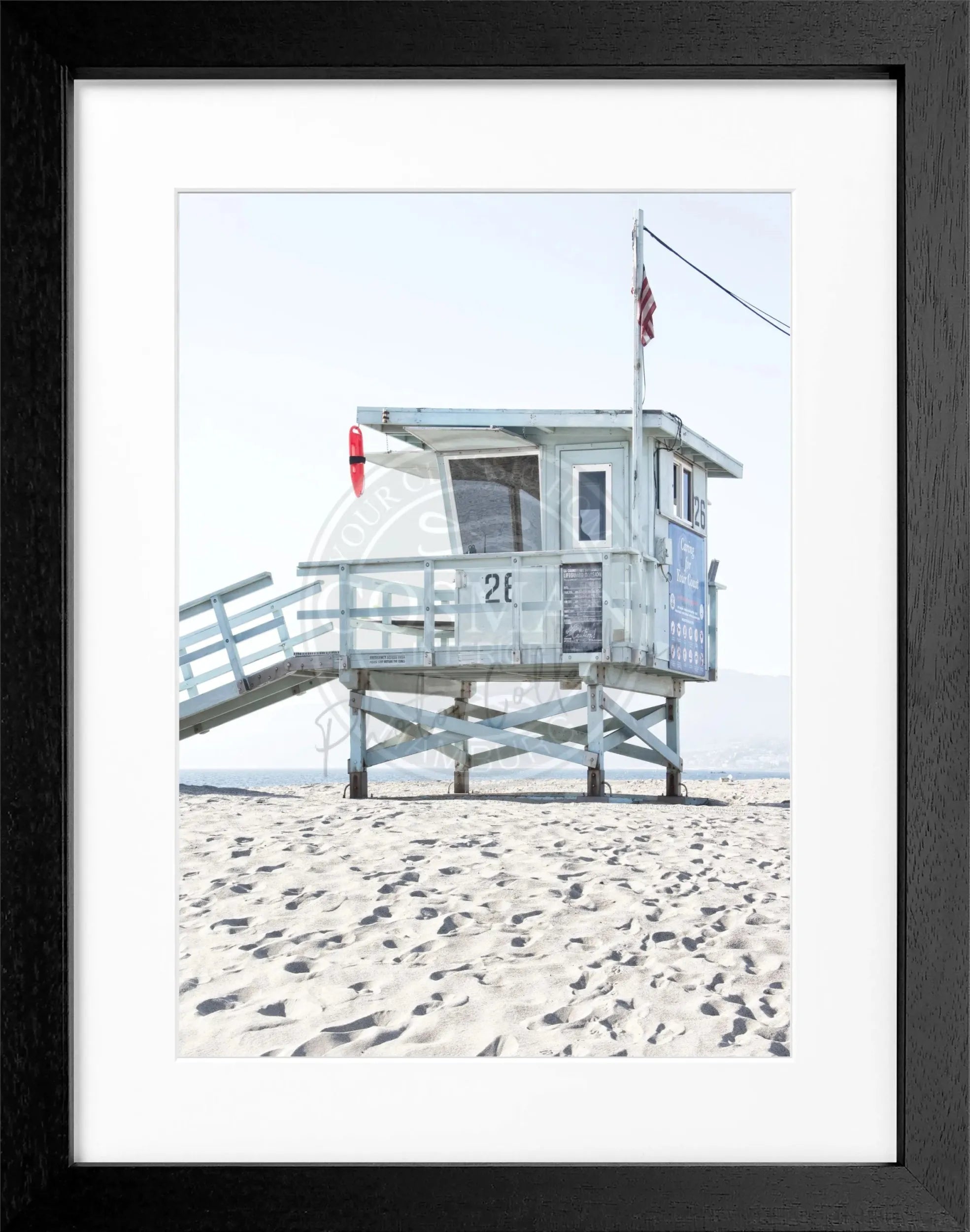 Schwarzes und weißes Poster mit Rahmen, Kalifornien Lifeguard Motiv, von Cosman-Photocollection, 25x31 cm