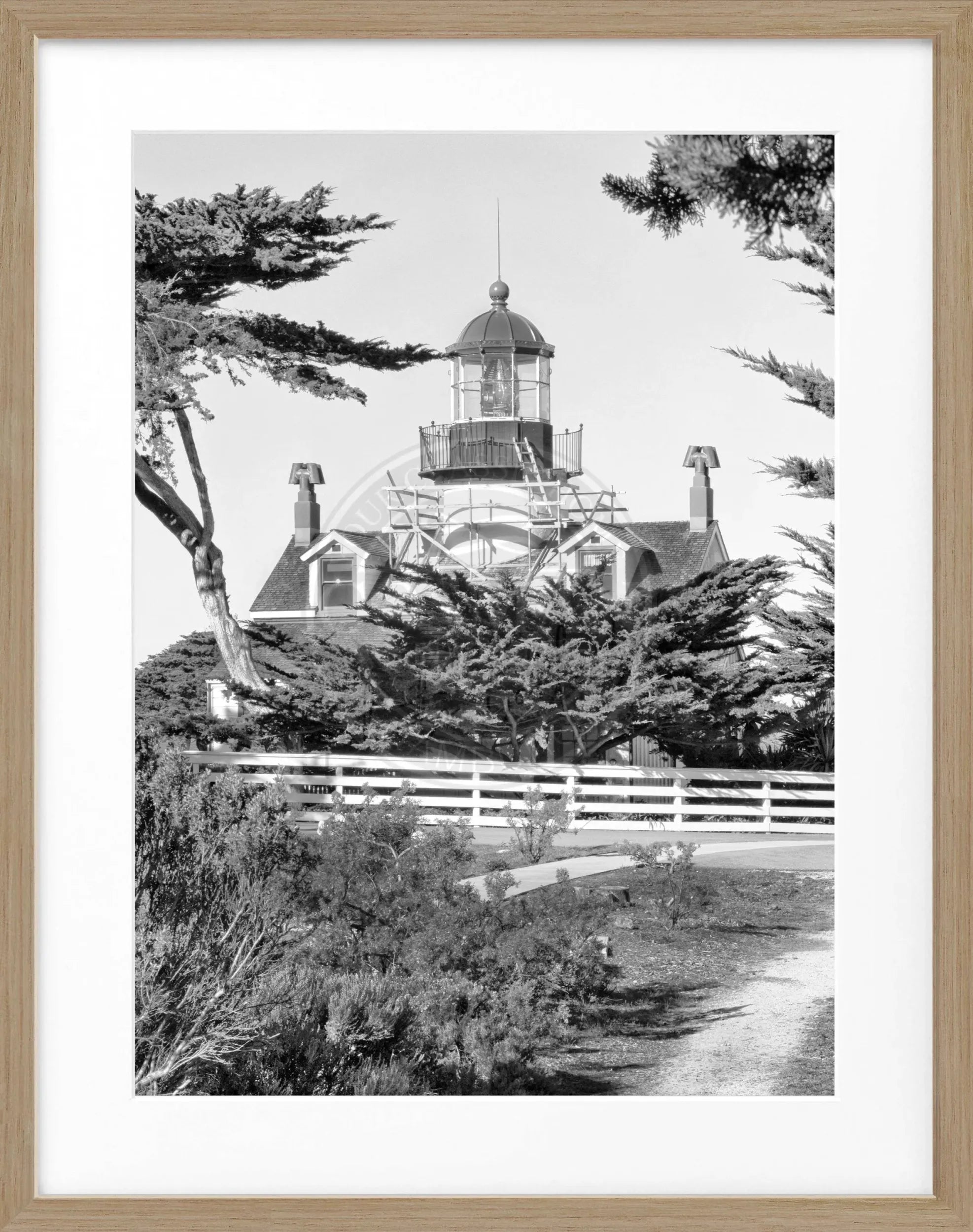 Schwarz-weiß Poster mit Rahmen von Kalifornien, Leuchtturm-Motiv, von Cosman-Photocollection, 25x31 cm, an Wand hängend