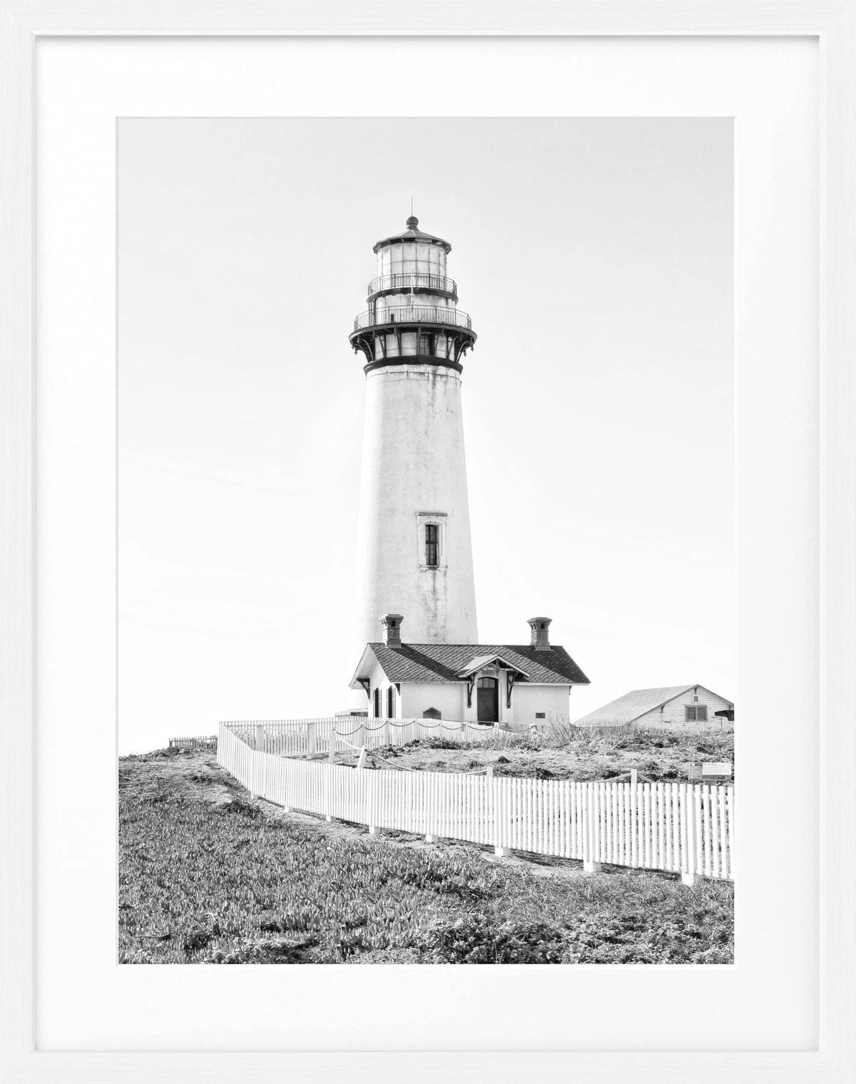 Schwarz-weiß Poster mit Rahmen zeigt Leuchtturm am Pigeon Point in Kalifornien, von Cosman-Photocollection, 25x31 cm.