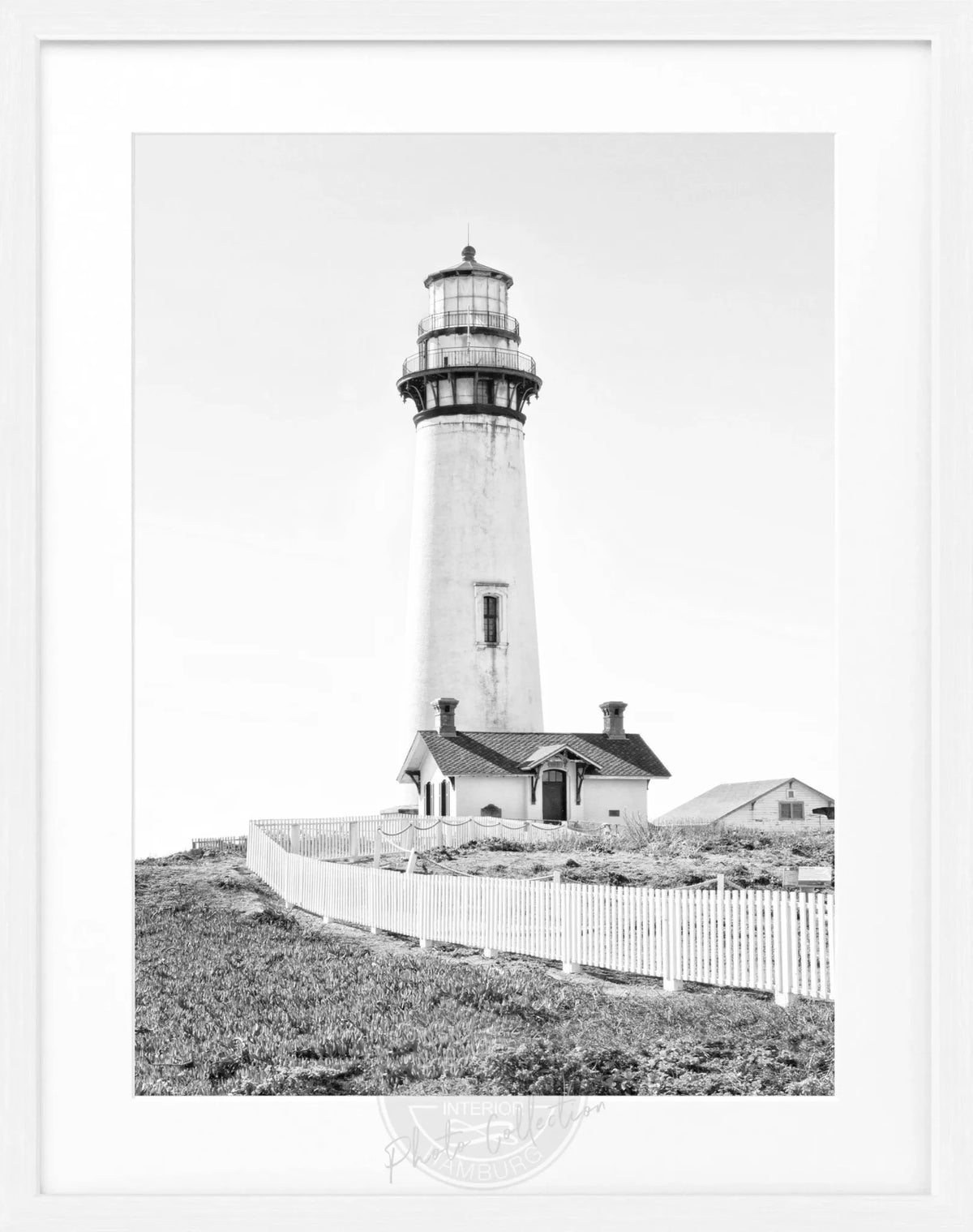 Schwarz-weiß Poster mit Rahmen zeigt Leuchtturm am Pigeon Point in Kalifornien, von Cosman-Photocollection, 25x31 cm.