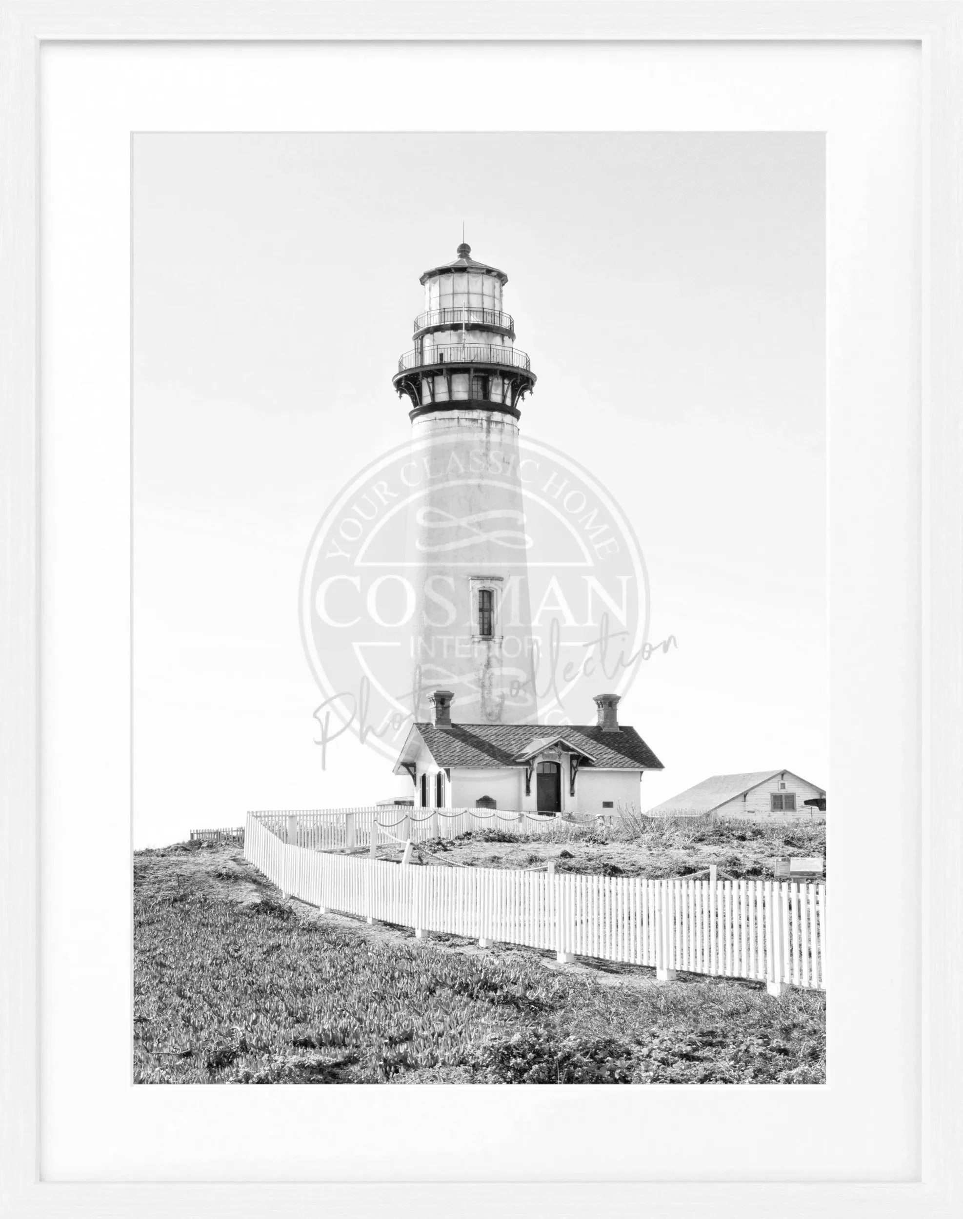 Schwarz-weiß Poster mit Rahmen zeigt Leuchtturm am Pigeon Point in Kalifornien, von Cosman-Photocollection, 25x31 cm.