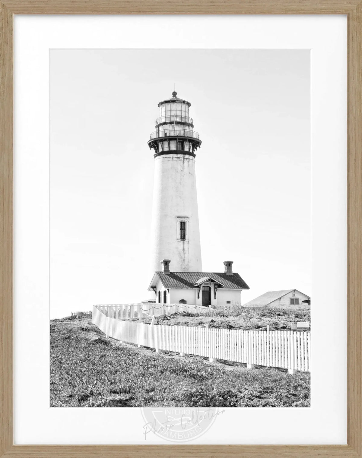 Schwarz-weiß Poster von Pigeon Point Leuchtturm in Kalifornien mit schwarzem Rahmen, 25x31cm, von Cosman-Photocollection.