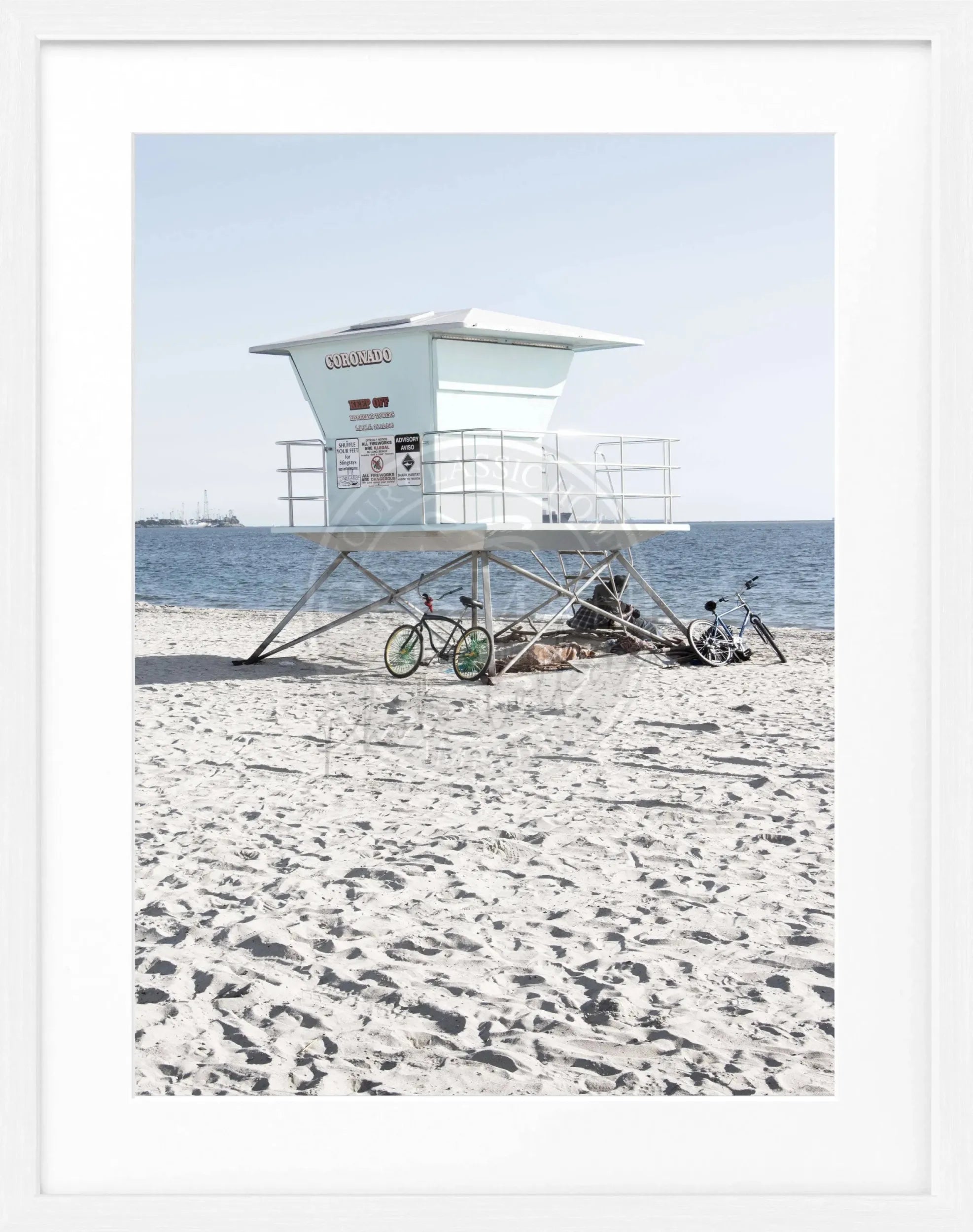 Schwarz-weiß Poster mit Rahmen, Kalifornien Long Beach Lifeguard Motiv, von Cosman-Photocollection, 25x31 cm