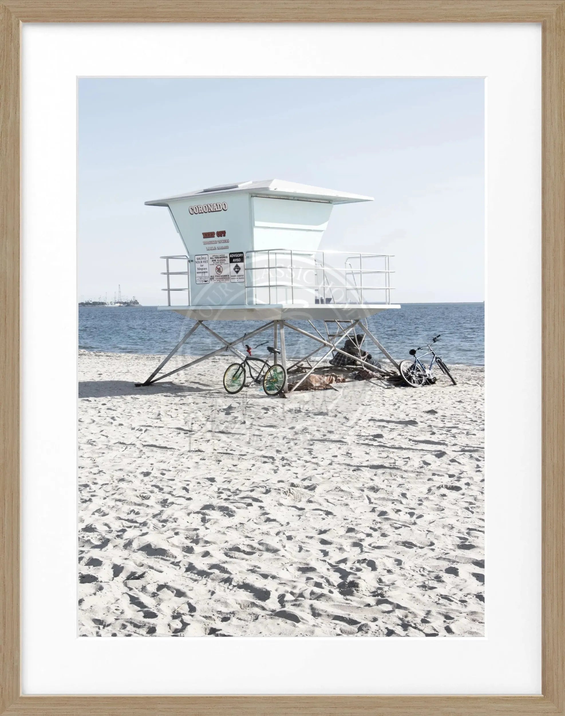 Schwarz-weiß Poster mit Rahmen, Kalifornien Long Beach Lifeguard Motiv, 25x31cm, von Cosman-Photocollection.
