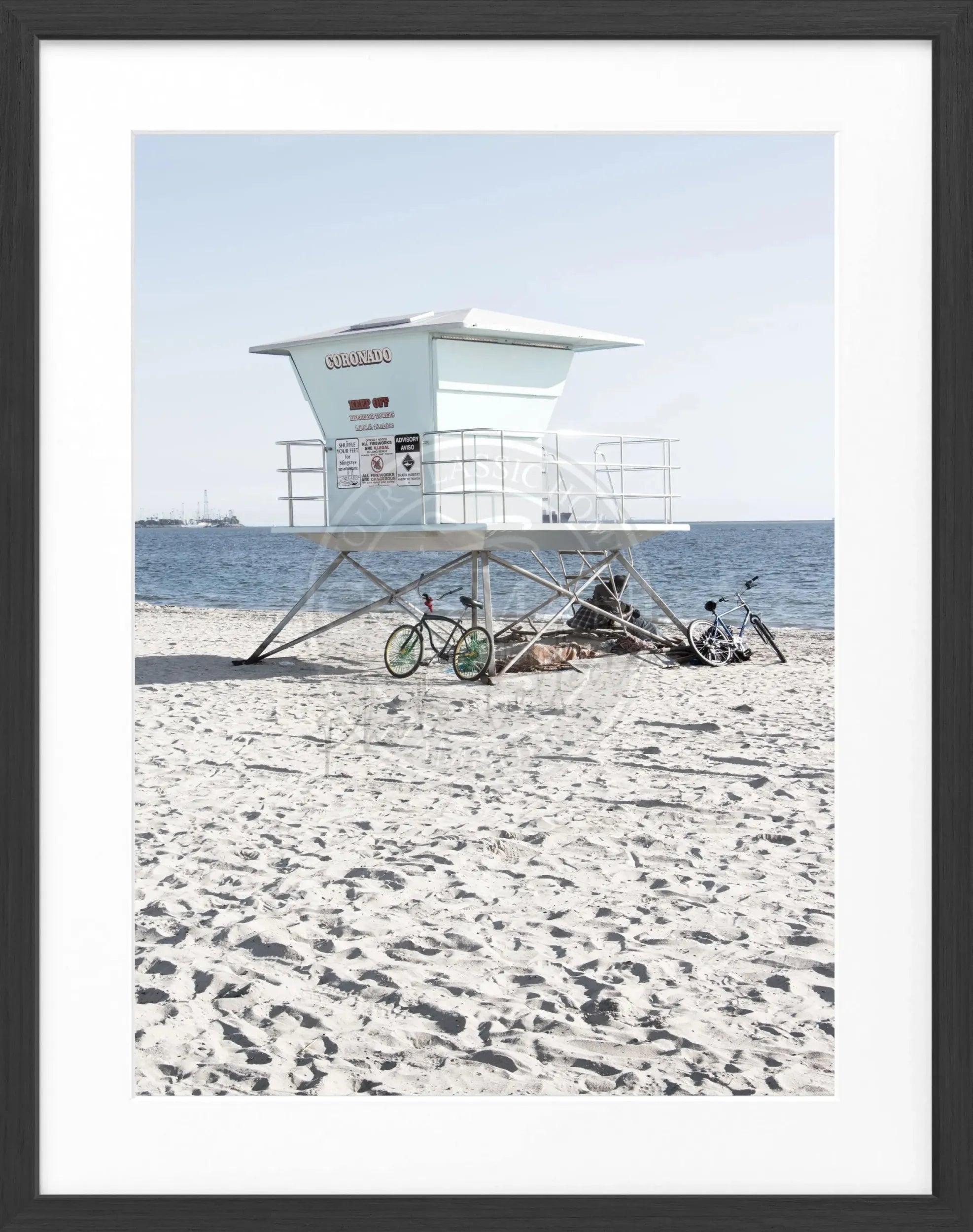 Schwarz-weiß Poster mit Rahmen, Kalifornien Long Beach Lifeguard Motiv, 25x31cm, von Cosman-Photocollection.