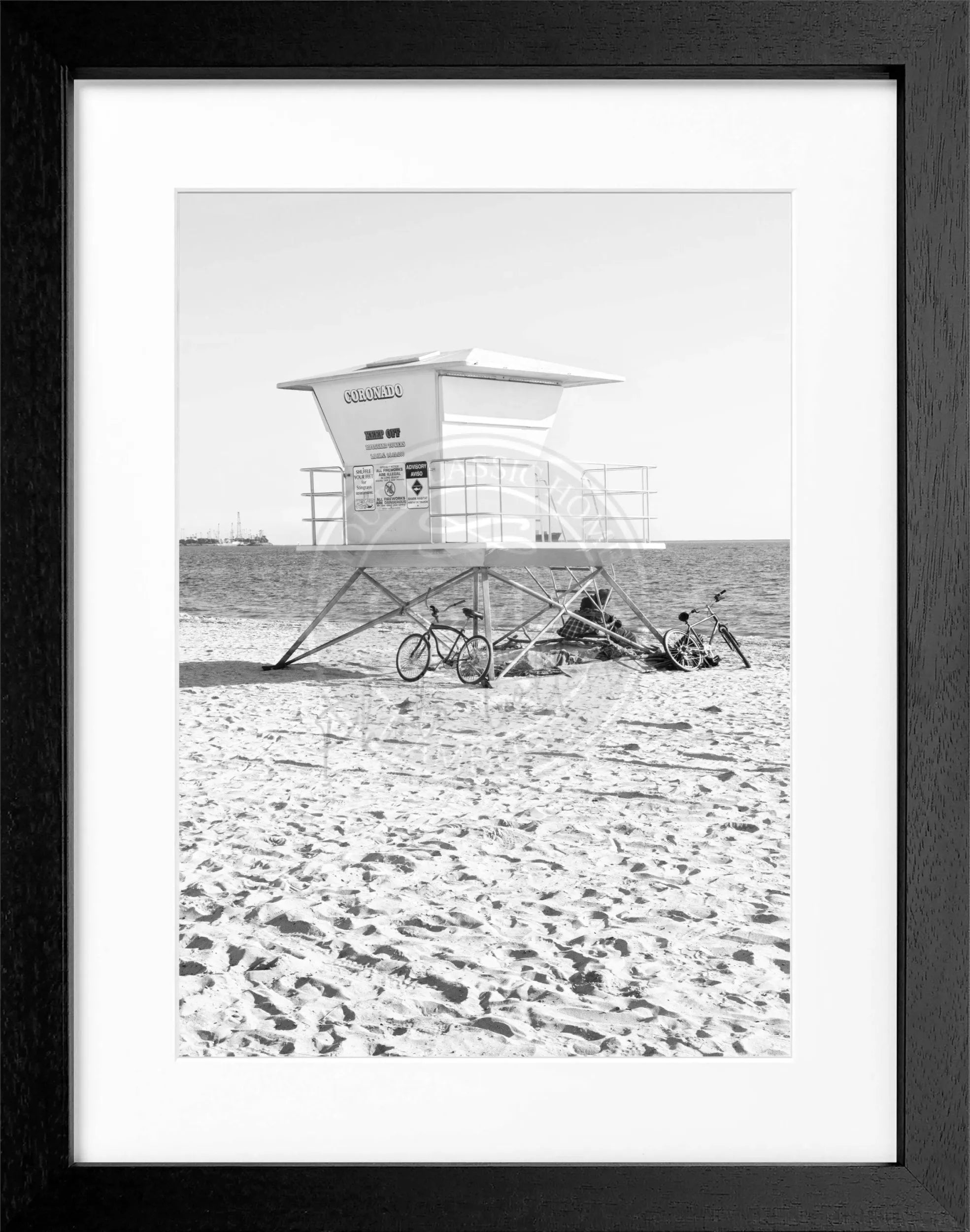 Schwarz-weiß Poster mit Rahmen von Cosman-Photocollection, Kalifornien Long Beach Lifeguard, 25x31cm, Wanddekoration