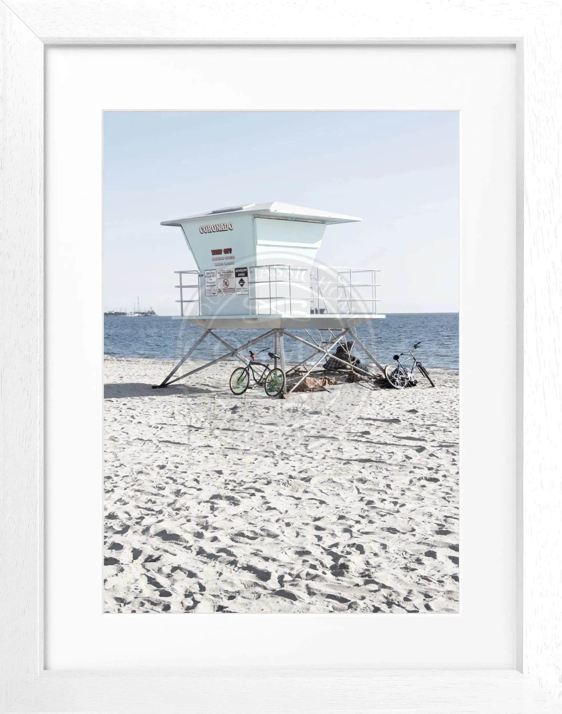 Schwarz-weiß Poster mit Rahmen, Kalifornien Long Beach Lifeguard Motiv von Cosman-Photocollection, 25x31 cm