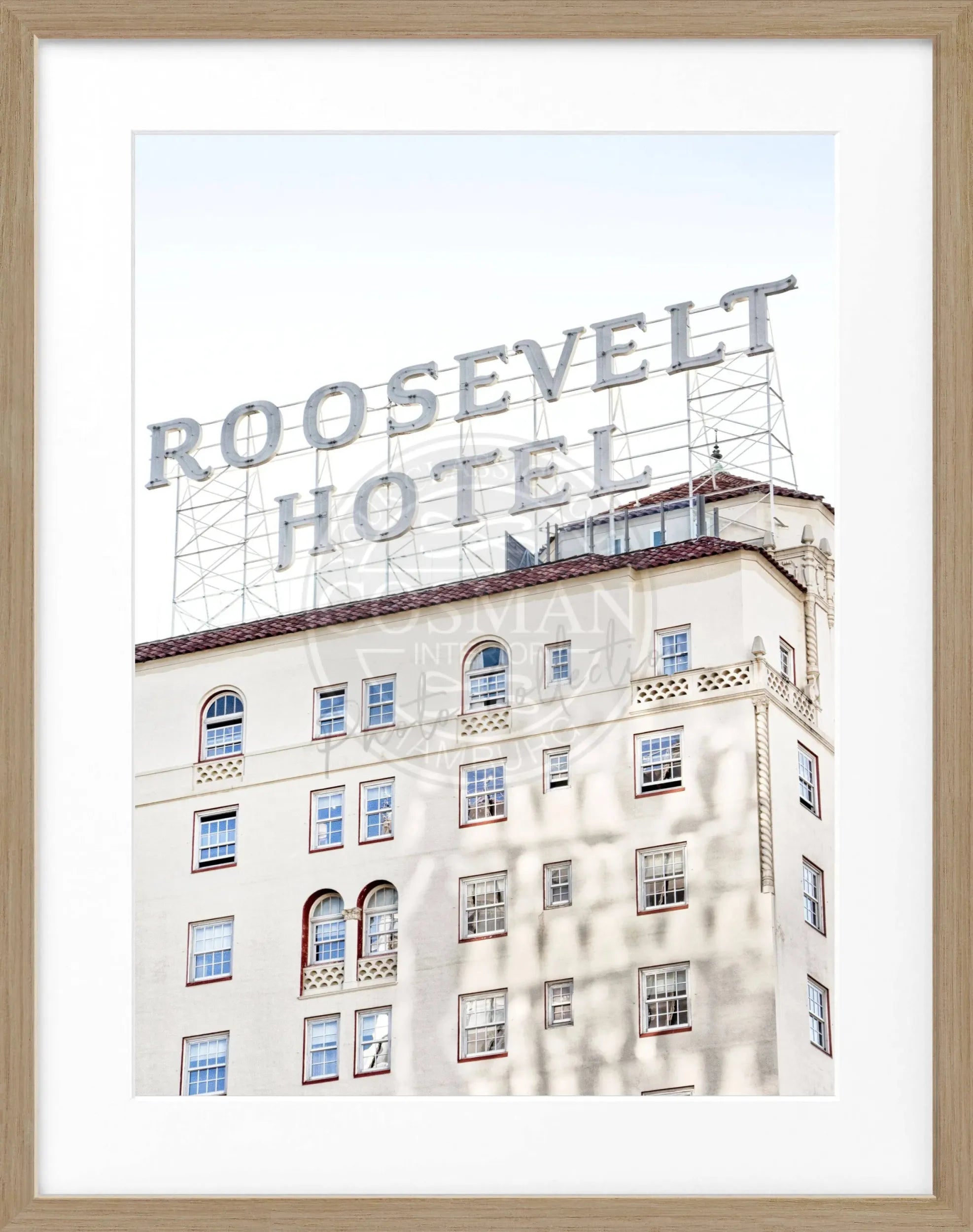Schwarz-weiß Poster des Roosevelt Hotels in Los Angeles, im schwarzen Rahmen, von Cosman-Photocollection, 25x31 cm