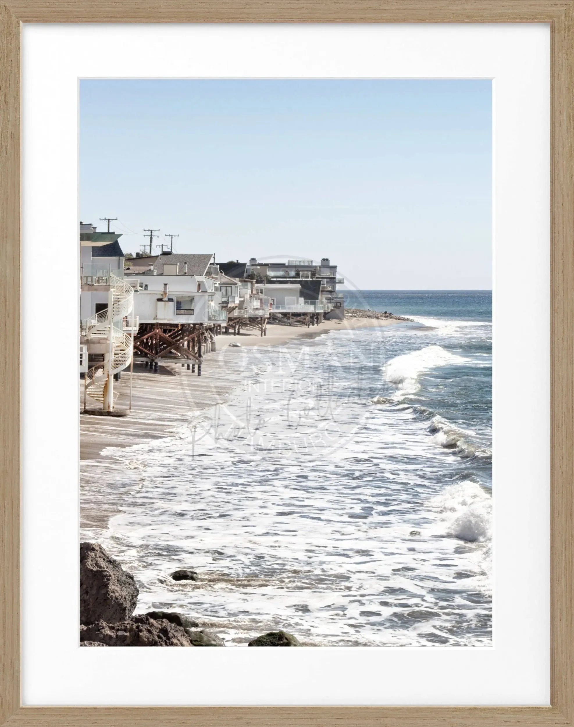Schwarz-weißes Poster mit Rahmen, Kalifornien Malibu Beach House Motiv, 25x31 cm, von Cosman-Photocollection