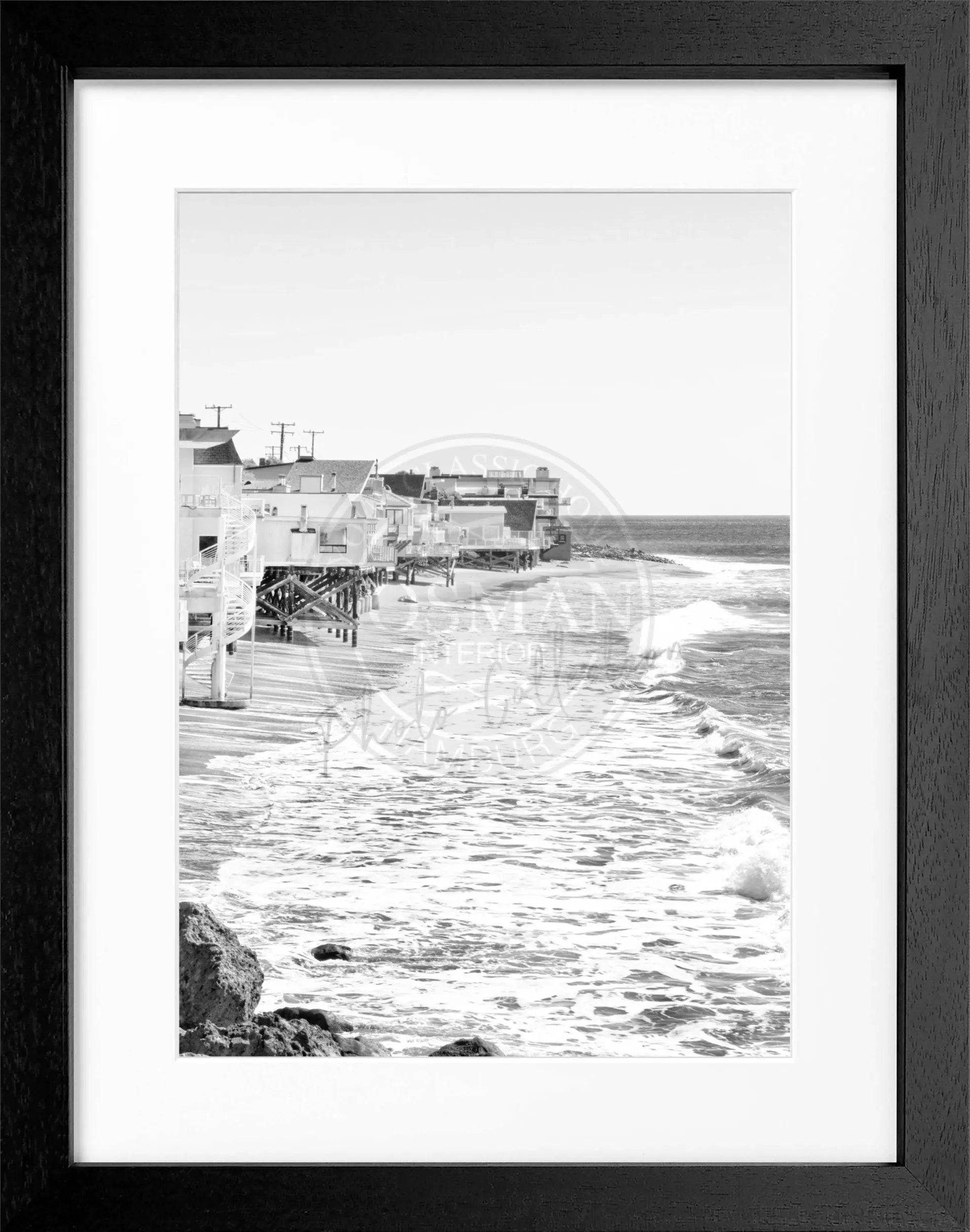 Schwarz-weiß Poster mit Rahmen, Kalifornien Malibu ’Beach House’ Motiv, von Cosman-Photocollection, 25x31cm