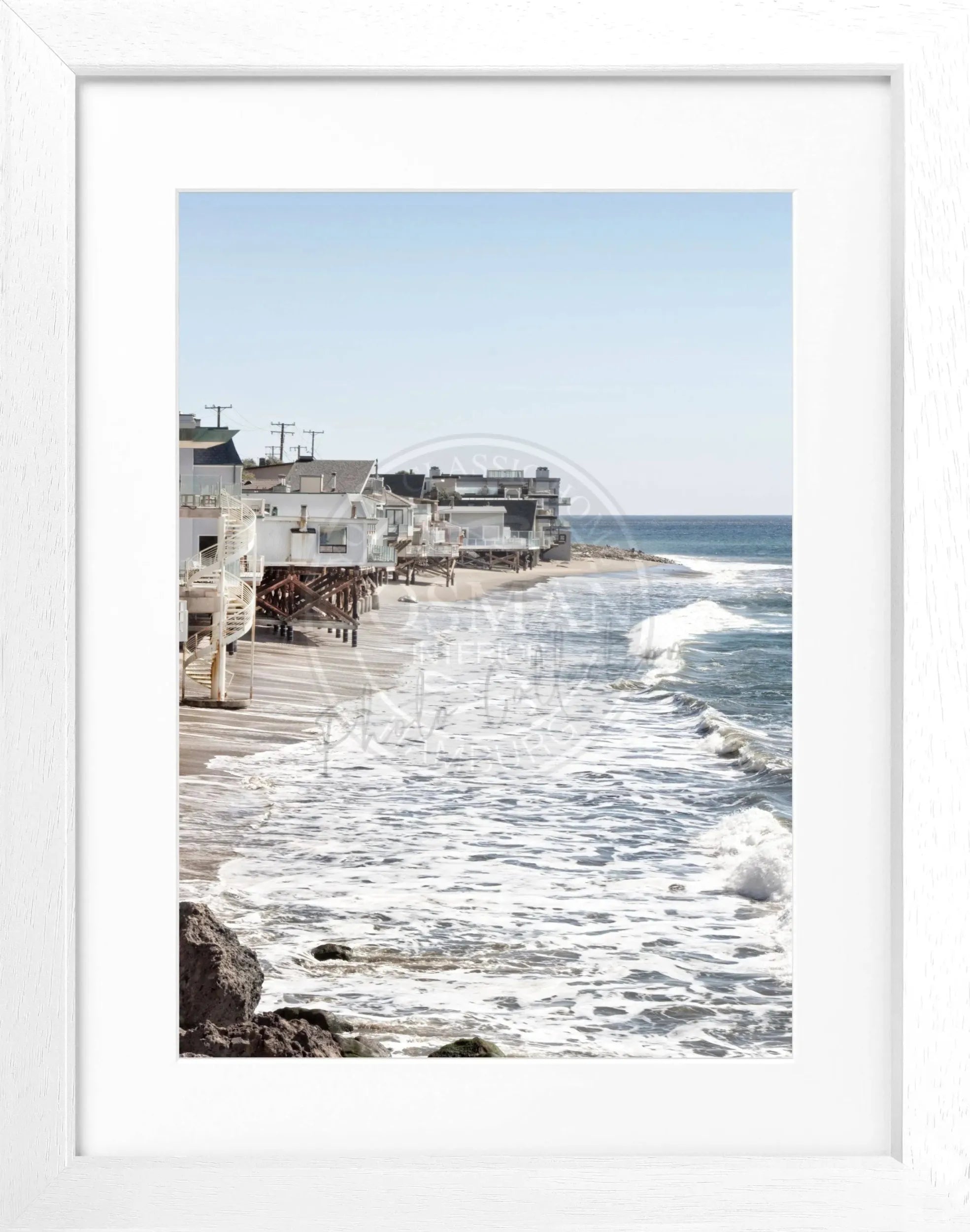 Schwarz-weißes Poster mit Rahmen, Kalifornien Malibu ’Beach House’ Motiv, von Cosman-Photocollection, 25x31 cm