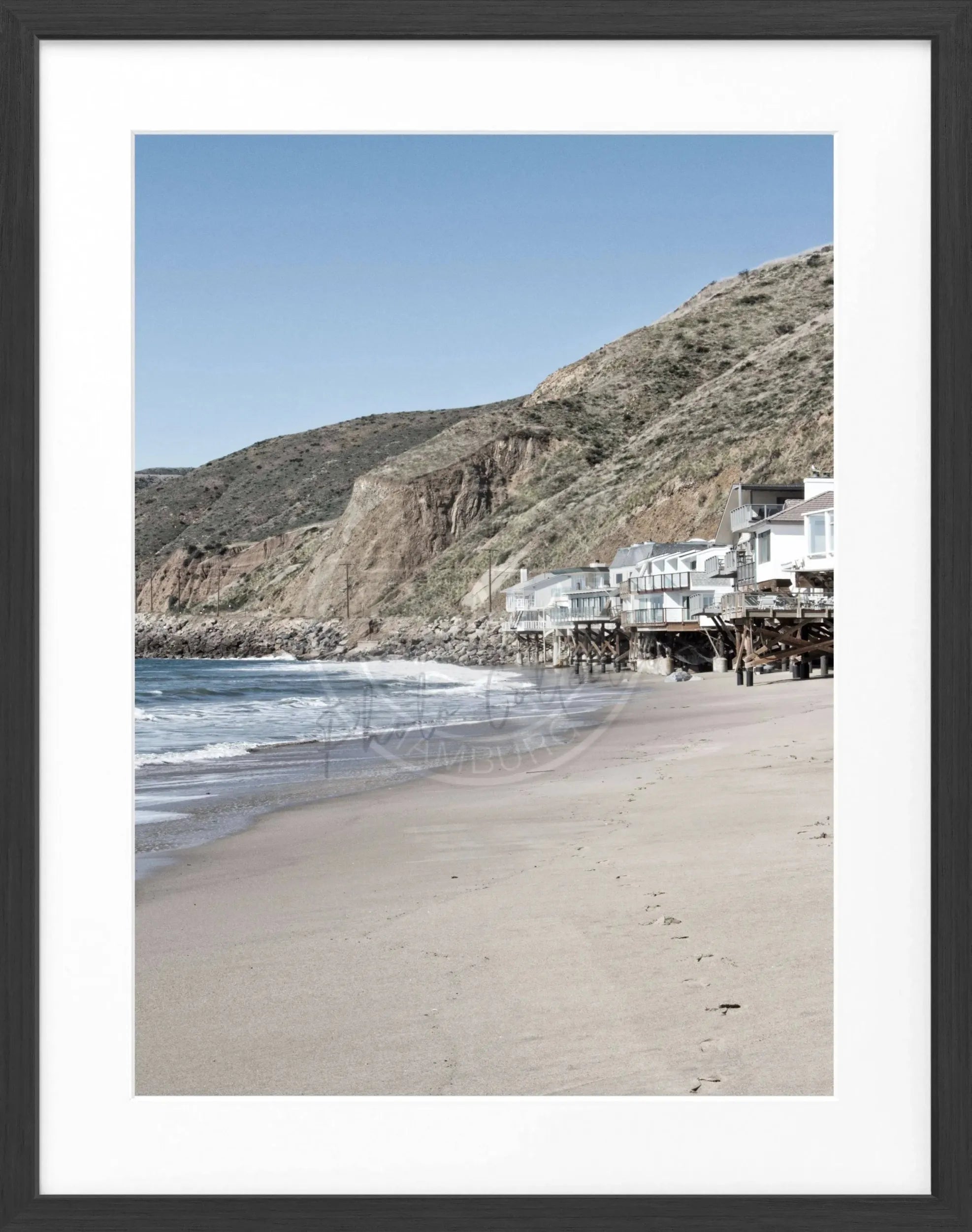 Schwarz-weißes Poster mit Rahmen, Kalifornien Malibu Beach House Motiv, 25x31 cm, von Cosman-Photocollection