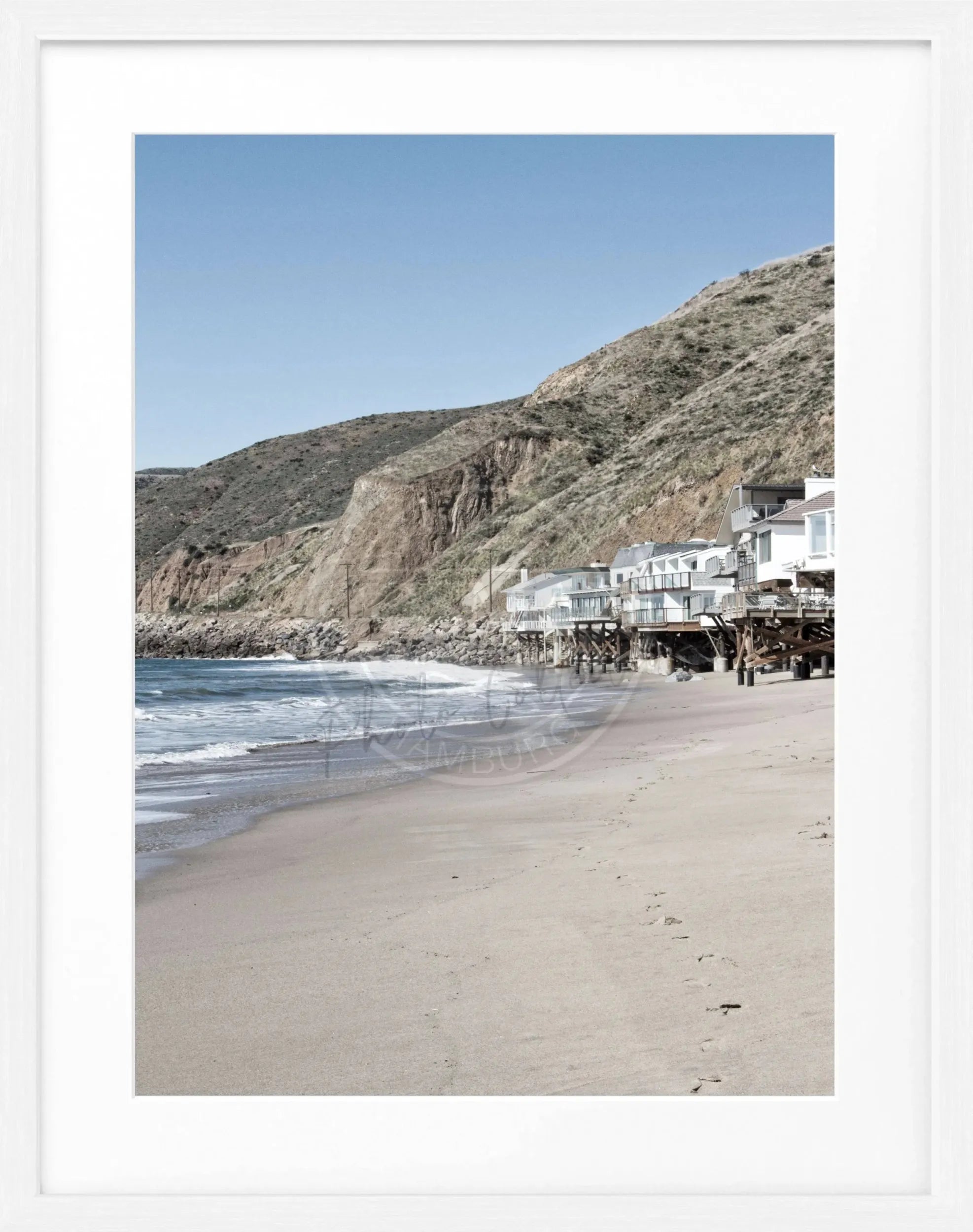 Schwarz-weiß Poster mit Rahmen, Kalifornien Malibu ’Beach House’ Motiv, 25x31 cm, von Cosman-Photocollection