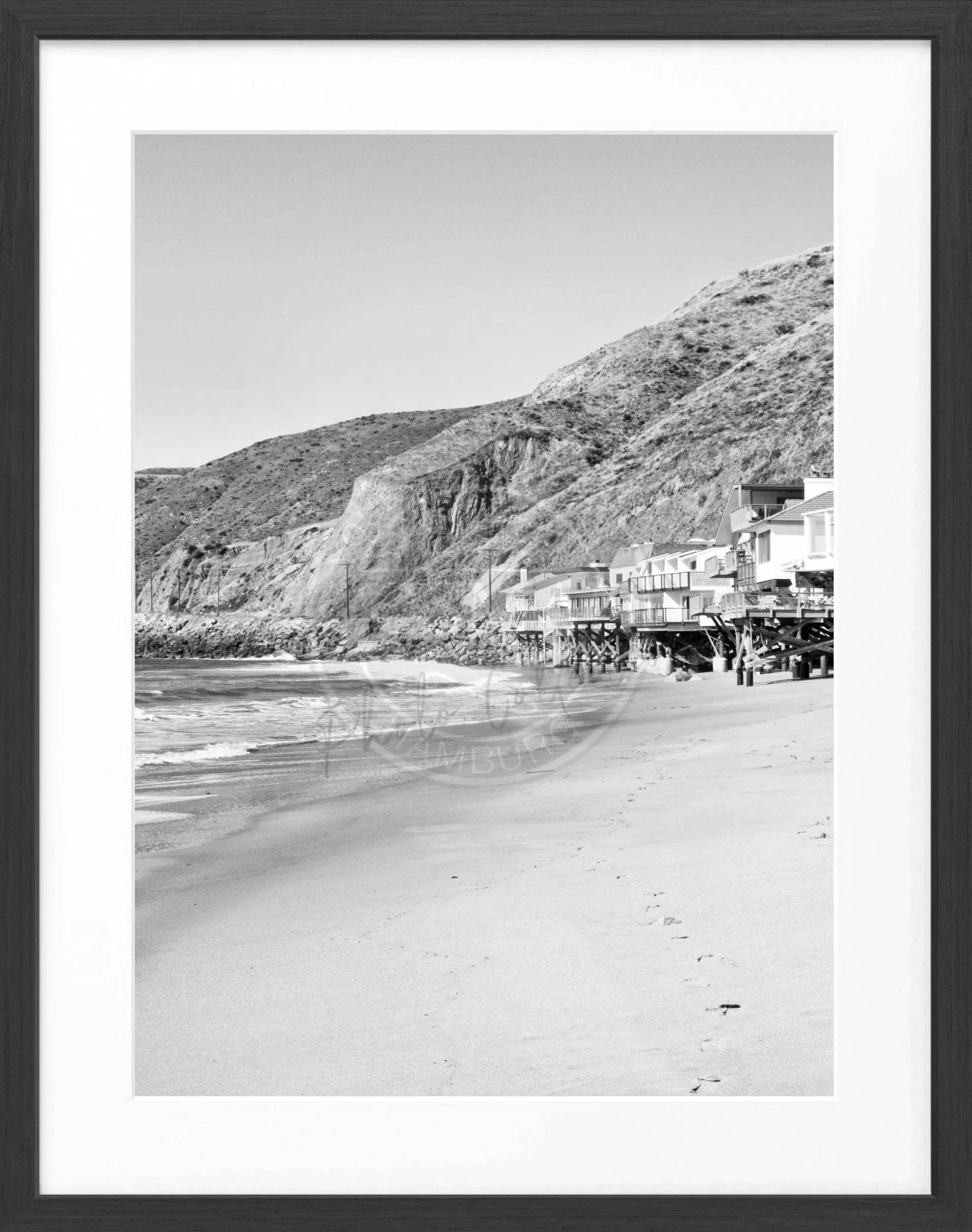 Schwarz-weiß Poster mit Rahmen, Kalifornien Malibu Beach House Motiv, 25x31cm, von Cosman-Photocollection