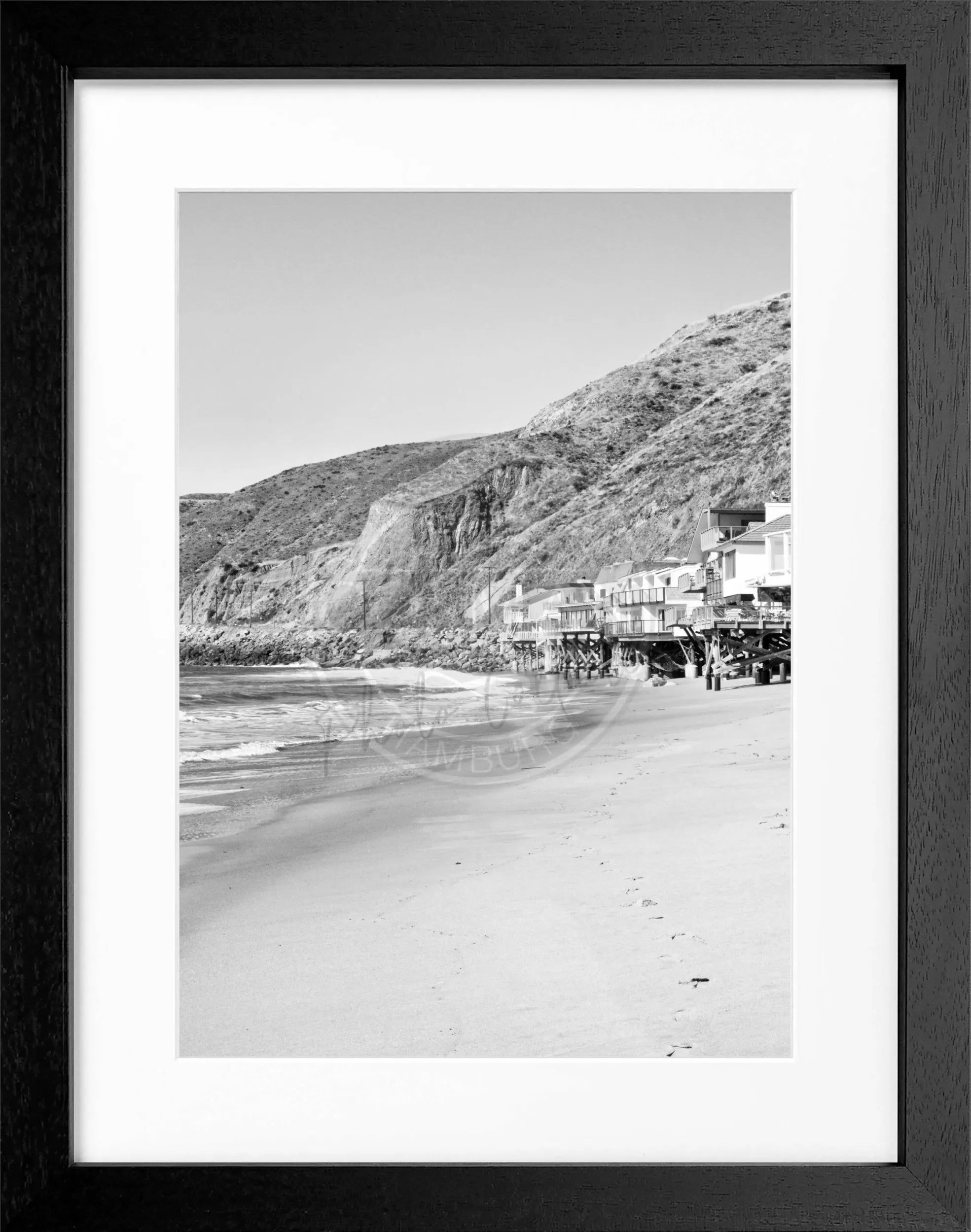 Schwarz-weißes Poster mit Rahmen, Kalifornien Malibu 'Beach House' Motiv, Cosman-Photocollection, 25x31cm