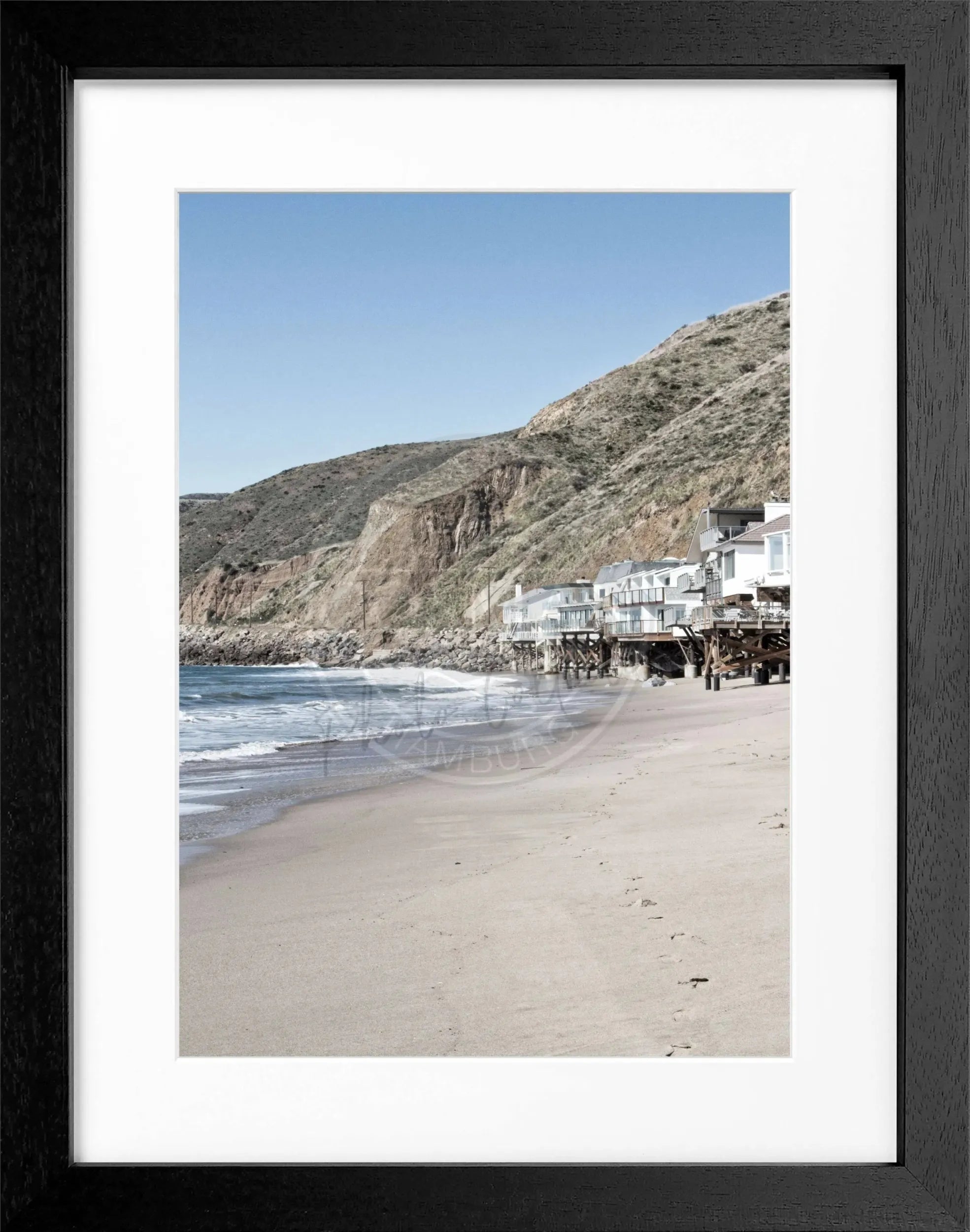 Schwarz-weißes Poster mit Rahmen, Kalifornien Malibu Beach House Motiv, 25x31 cm, von Cosman-Photocollection