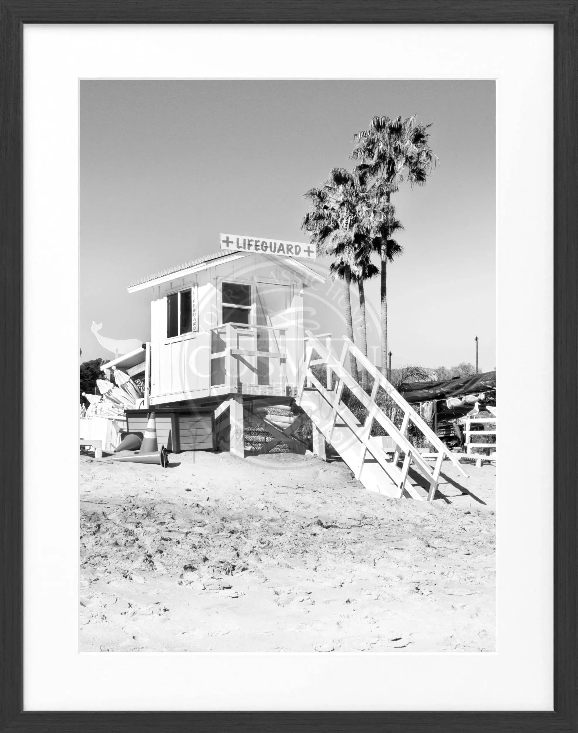 Schwarz-weiß Poster mit Rahmen, Kalifornien Malibu Beach Lifeguard, 25x31 cm, von Cosman-Photocollection, Meeresmotiv
