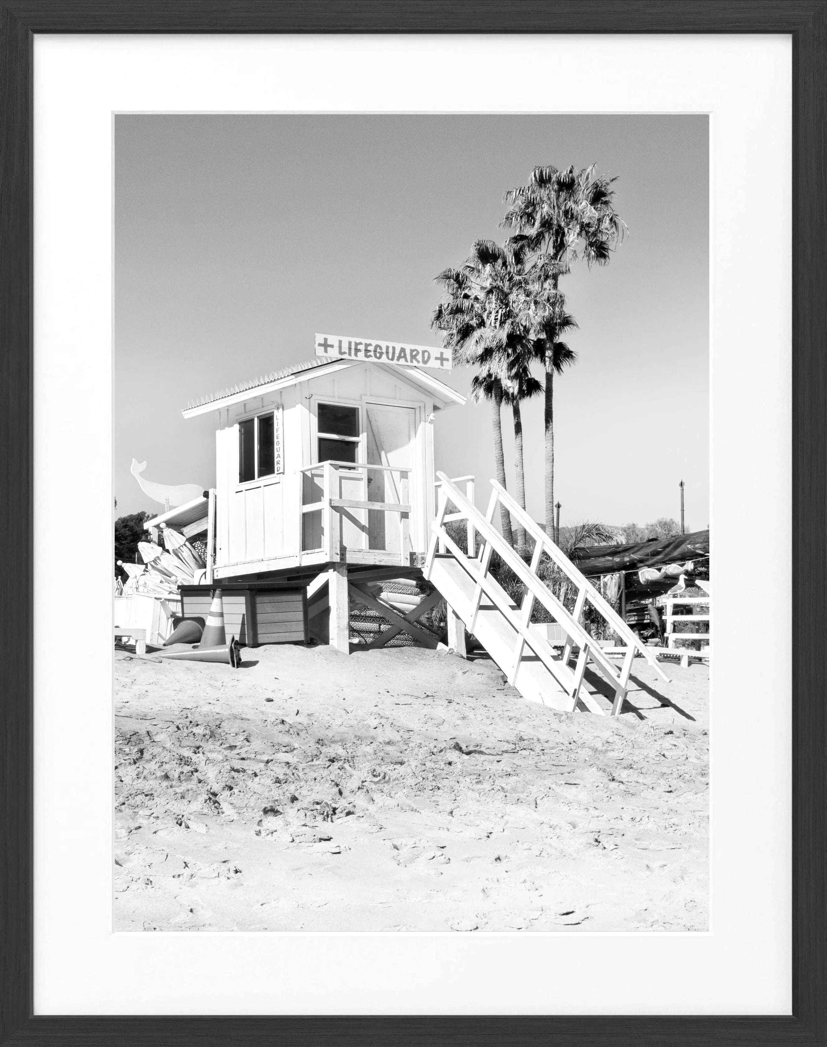 Schwarz-weiß Poster mit Rahmen, Kalifornien Malibu Beach Lifeguard, 25x31 cm, von Cosman-Photocollection, Meeresmotiv