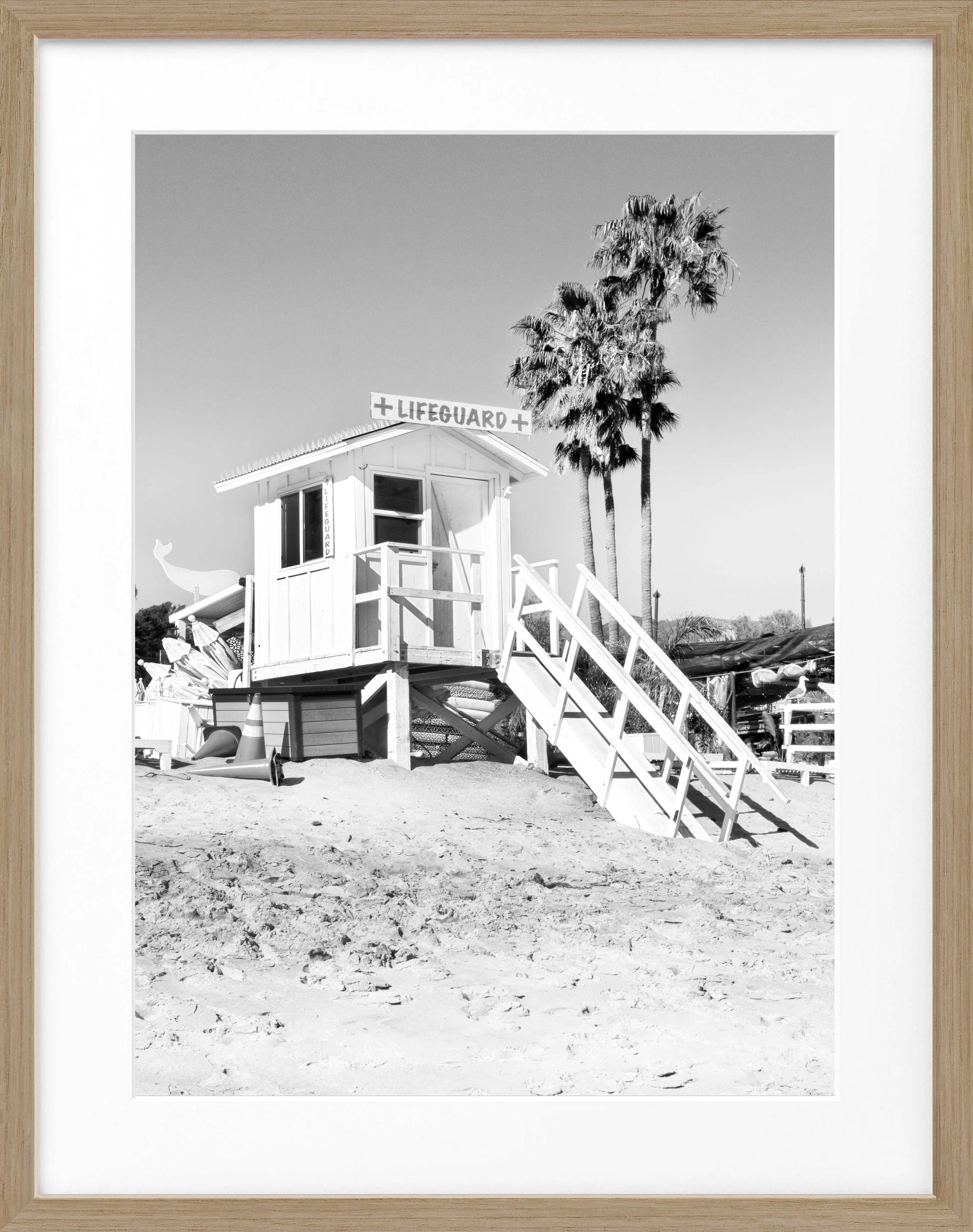 Schwarz-weiß Poster mit Rahmen von Cosman-Photocollection, Kalifornien Malibu Beach Lifeguard Motiv, 25x31 cm