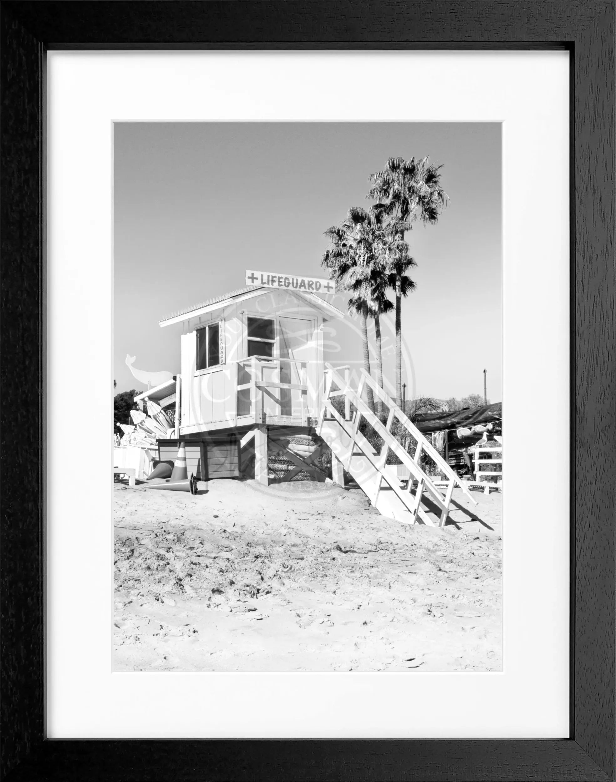Schwarz-weiß Poster mit Rahmen, Kalifornien Malibu Beach Lifeguard Motiv, von Cosman-Photocollection, 25x31 cm