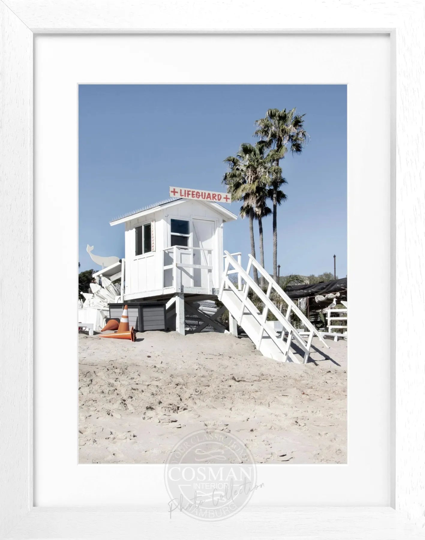 Schwarz-weiß Poster mit Rahmen von Cosman-Photocollection, Kalifornien Malibu Beach Lifeguard Motiv, 25x31 cm, Wanddekoration