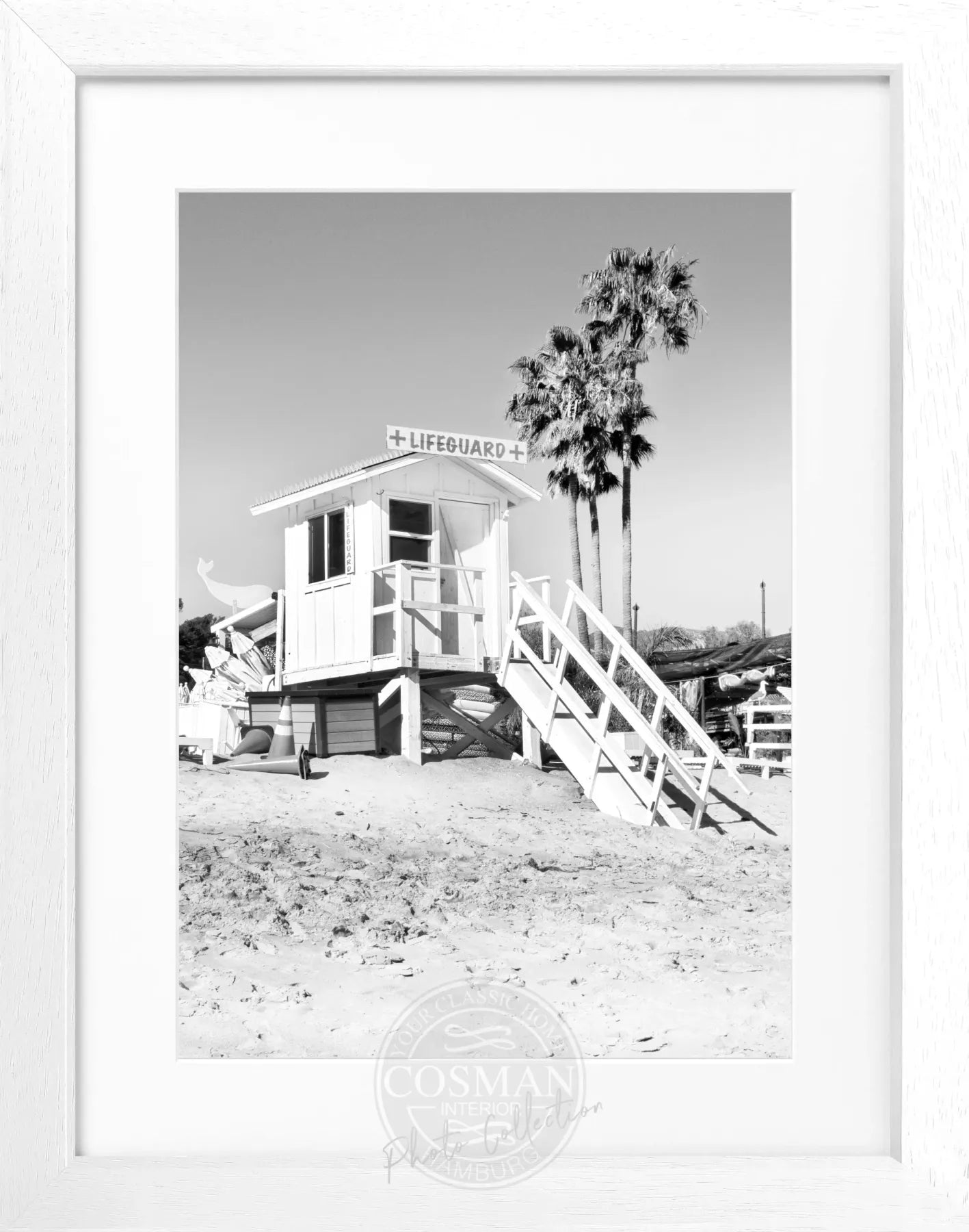 Schwarz-weiß Poster mit Rahmen, Kalifornien Malibu Beach Lifeguard, Cosman-Photocollection, 25x31 cm, Strandmotiv