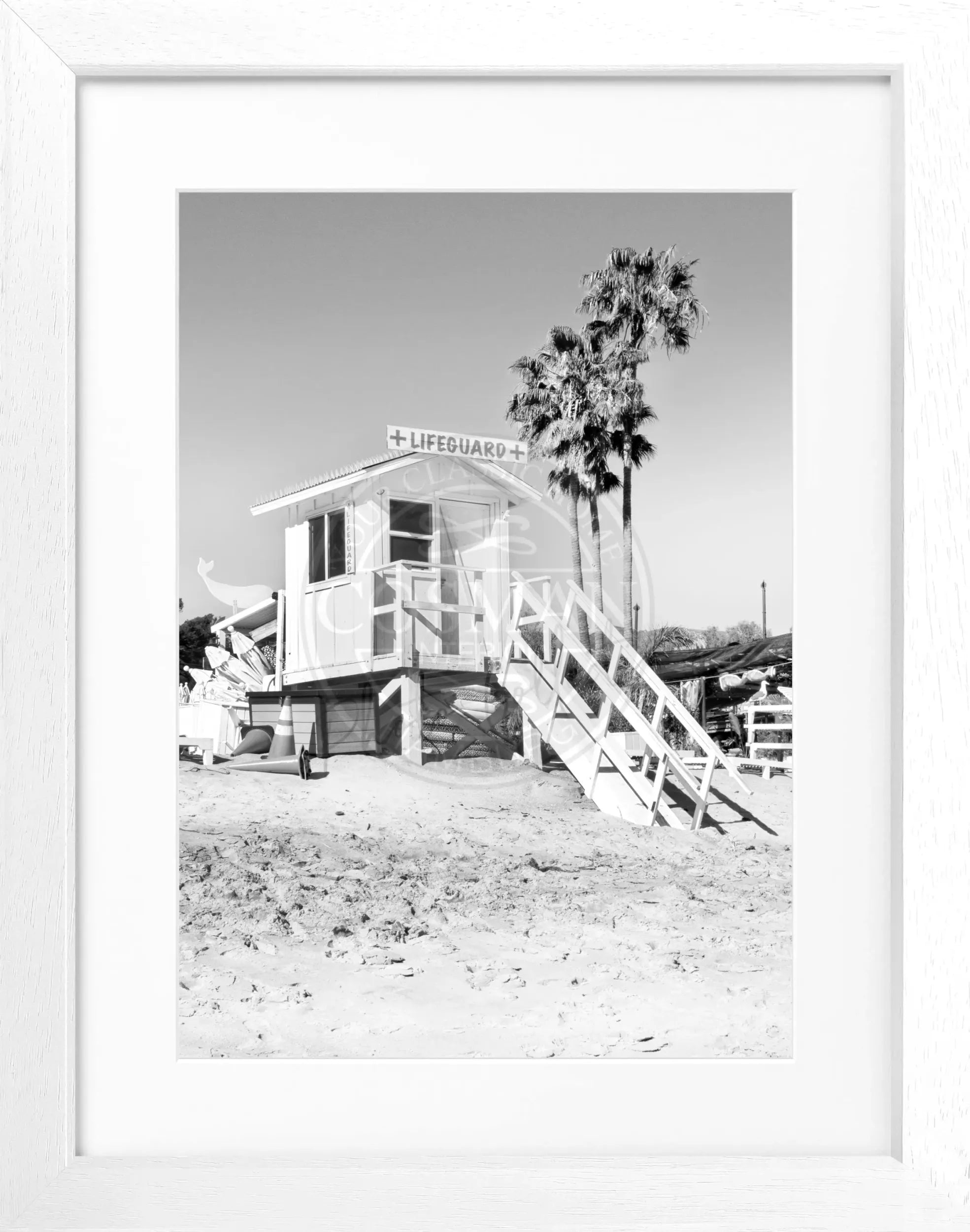Schwarz-weiß Poster mit Rahmen, Kalifornien Malibu Beach Lifeguard, Cosman-Photocollection, 25x31 cm, Strandmotiv